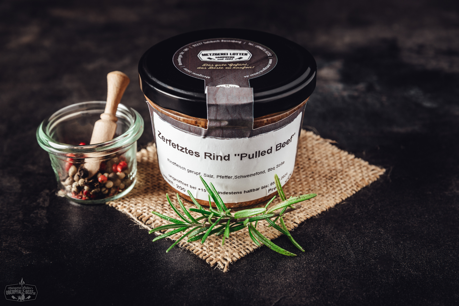 Pulled Beef vom Rind aufgestrichen – zartes, langsam gegartes Fleisch für Burger & BBQ Geschnittene Kasebierwurst aus der Oberpfalz auf einem Holzbrett angerichtet, mit gut sichtbaren Käsestücken in der fein marmorierten Wurst, umgeben von Naturmaterialien; rustikale, regionale Spezialität für Genießer.