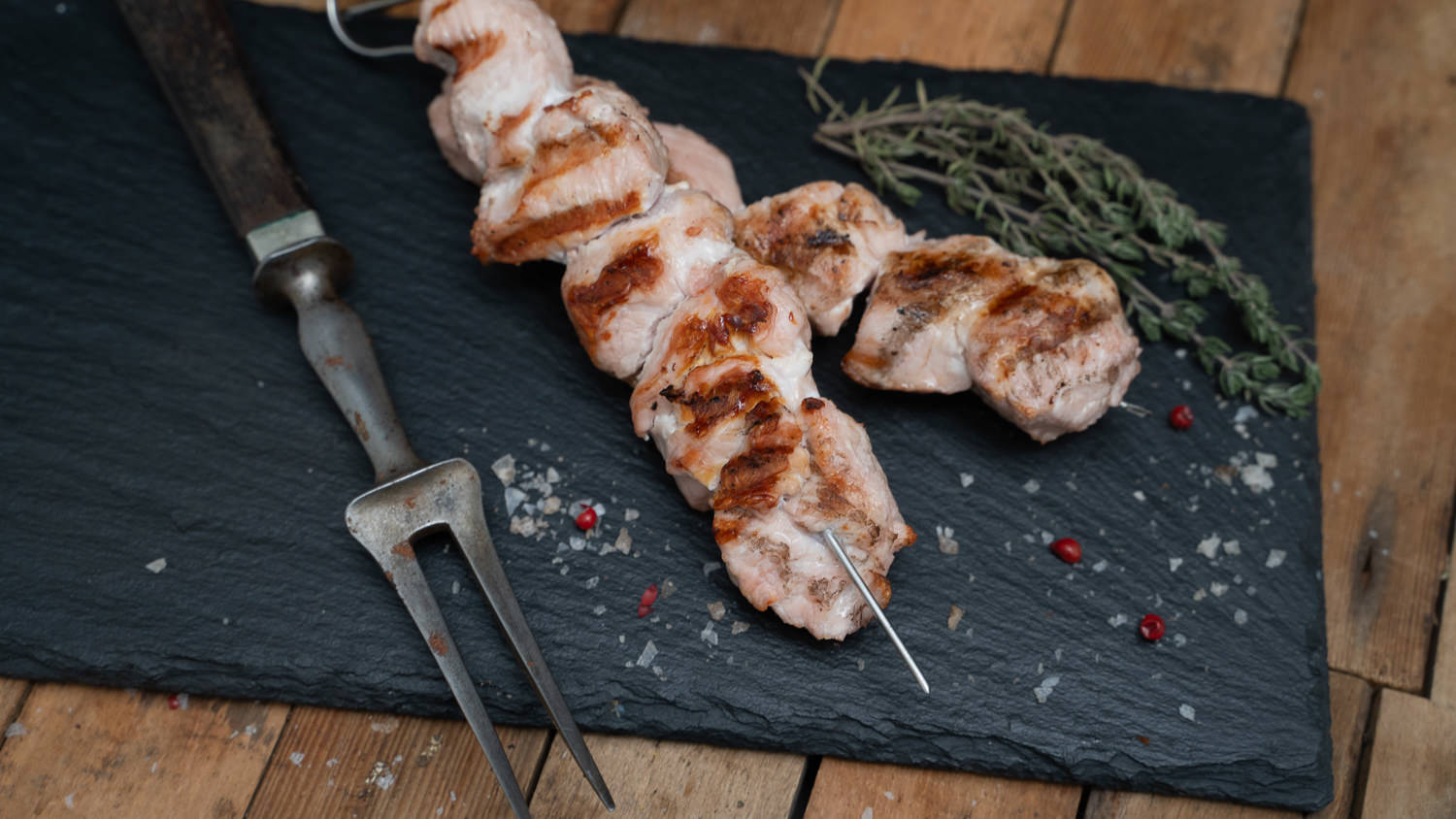 Frisches Putengulasch geschnitten – mageres Geflügelfleisch für gesunde Zubereitung Frisch geschnittenes Putengulasch aus rohem hochwertigem Putenfleisch auf einem weißen Untergrund, portionsgerecht vorbereitet für die Zubereitung; ideal für proteinreiche, fettarme Gerichte und gesundes Kochen.