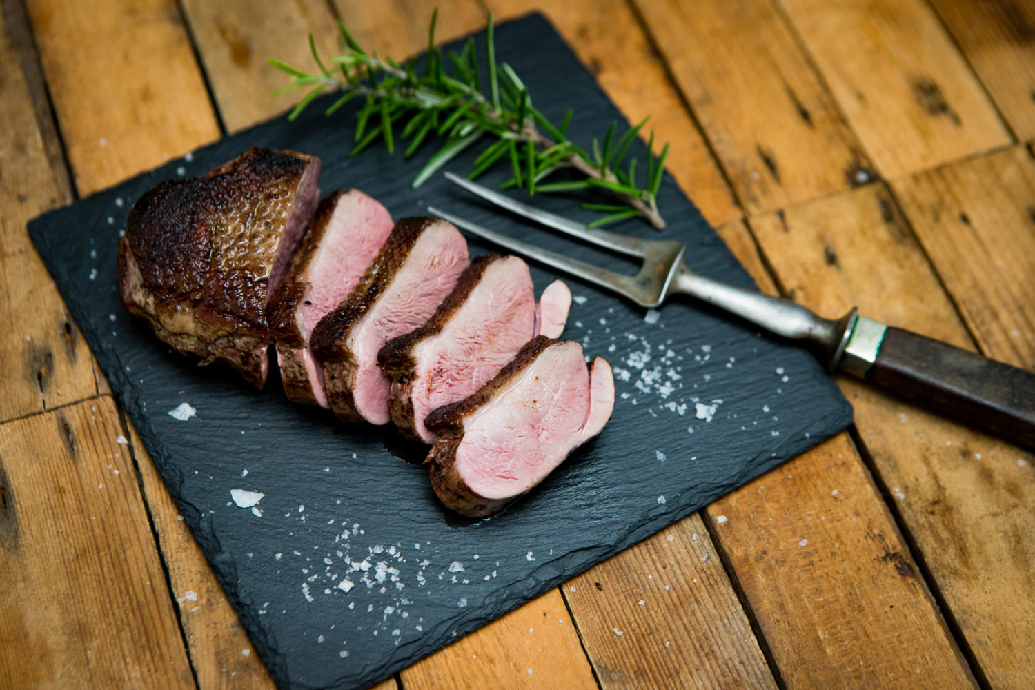 Brustfilet von der Oberpfälzer Bauernente – zartes Entenfleisch regionaler Herkunft Rohes Brustfilet von der Oberpfälzer Bauernente, auf dunklem Untergrund angerichtet, umgeben von frischen Kräutern, grobem Salz und Gewürzen – hochwertige Entenbrust aus regionaler Landwirtschaft für bewusste Genießer.