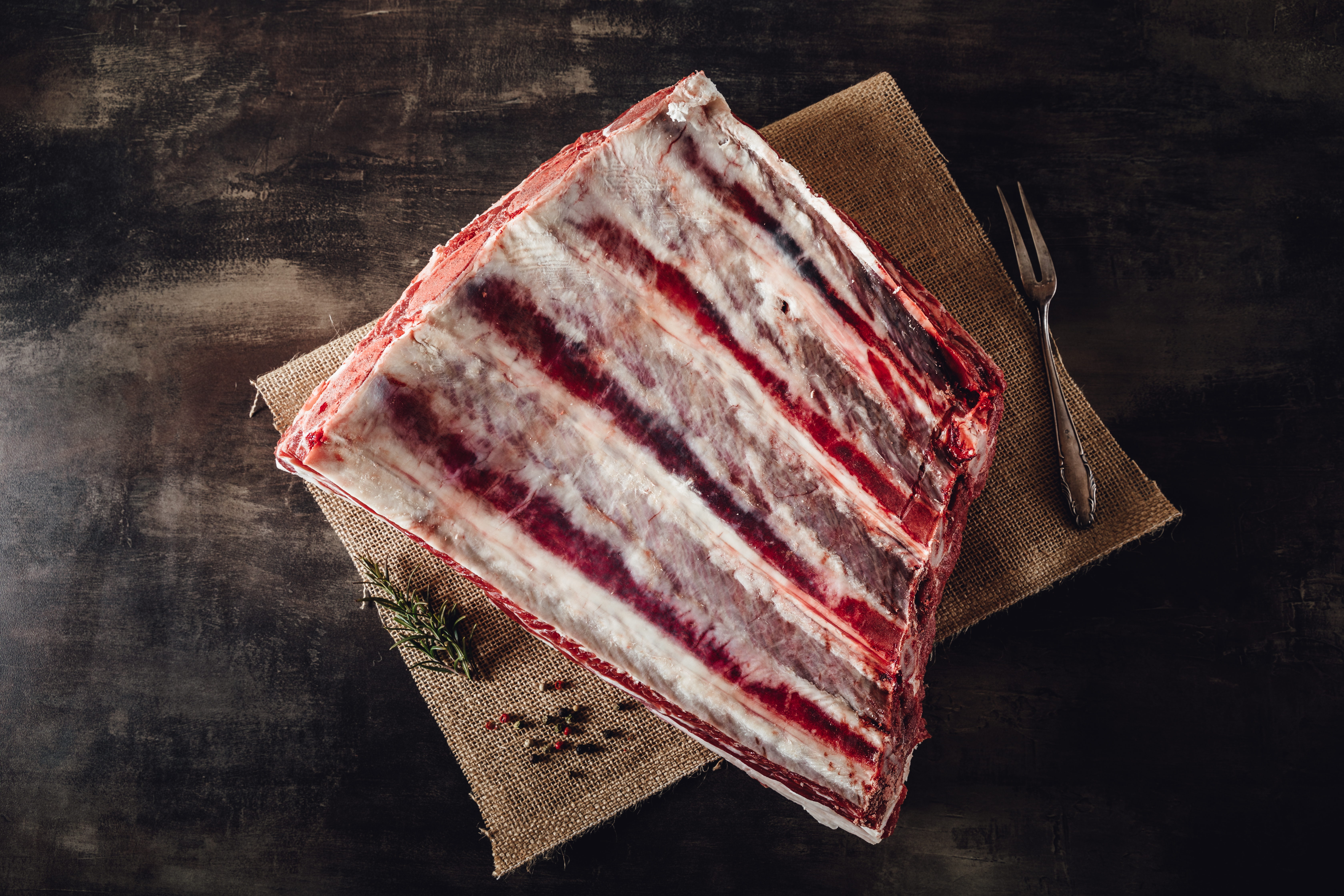Oberpfalz Beef - Hochwertiges Rindfleisch aus artgerechter Haltung Bild eines saftigen Oberpfalz Beef Steaks auf einem Holzbrett, umgeben von frischem Gemüse wie Tomaten und Kräutern, perfekt gebraten und bereit zum Servieren. Ideal für Liebhaber hochwertiger Fleischgerichte aus regionaler Produktion.