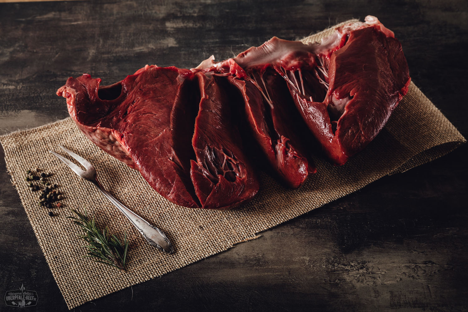 Kalbsherz vom Oberpfälzer Milchkalb – Frisch & Regional Fleisch kaufen Herz vom Oberpfälzer Milchkalb auf weißem Hintergrund – hochwertiges Kalbfleisch aus der Oberpfalz in natürlicher Form präsentiert.