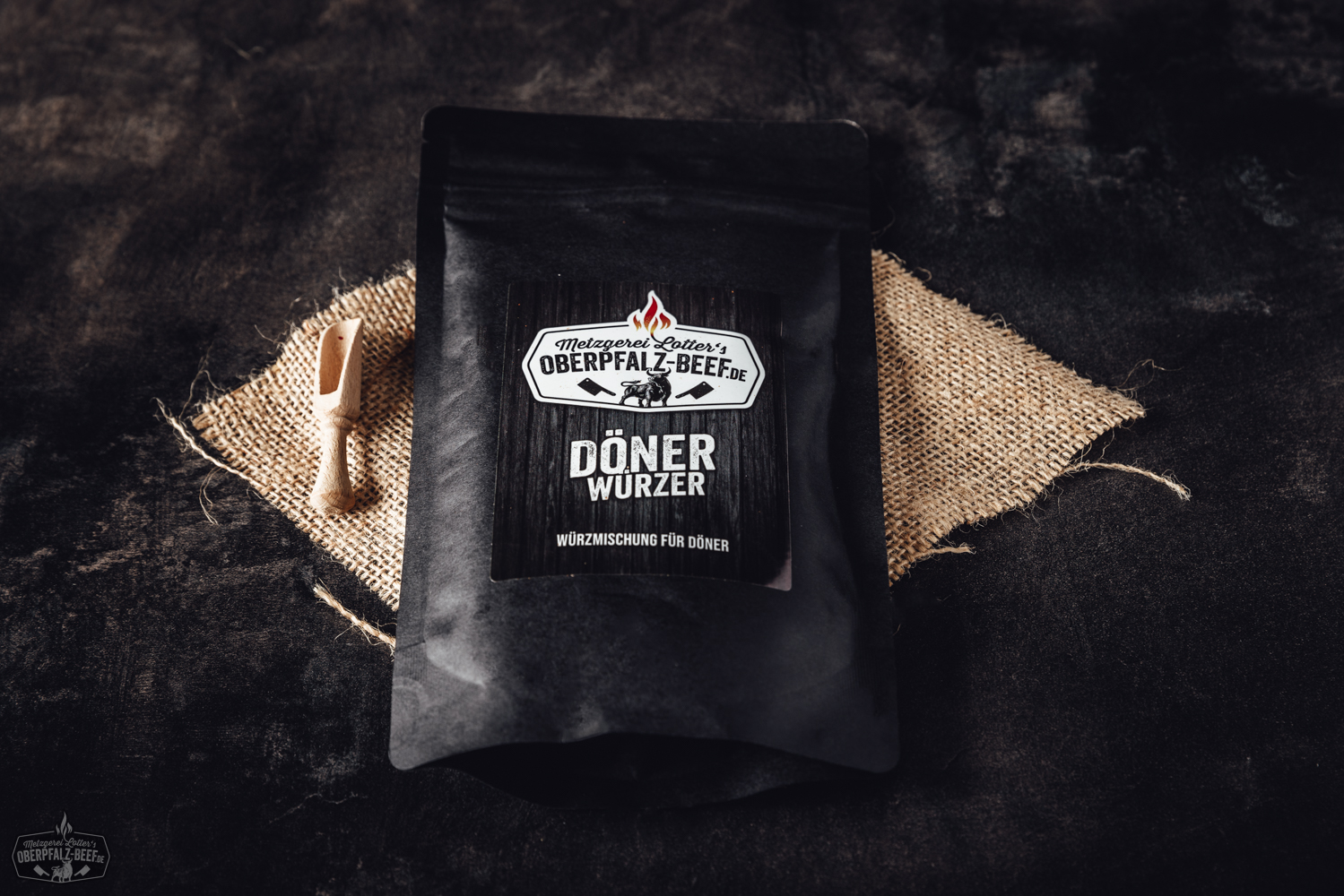 Ein saftiger Oberpfalz Beef Döner vom Wurzer mit frischen Zutaten und knusprigem Fladenbrot, präsentiert auf einem Holzbrett – ein echter Genuss aus regionaler Rinderhaltung.