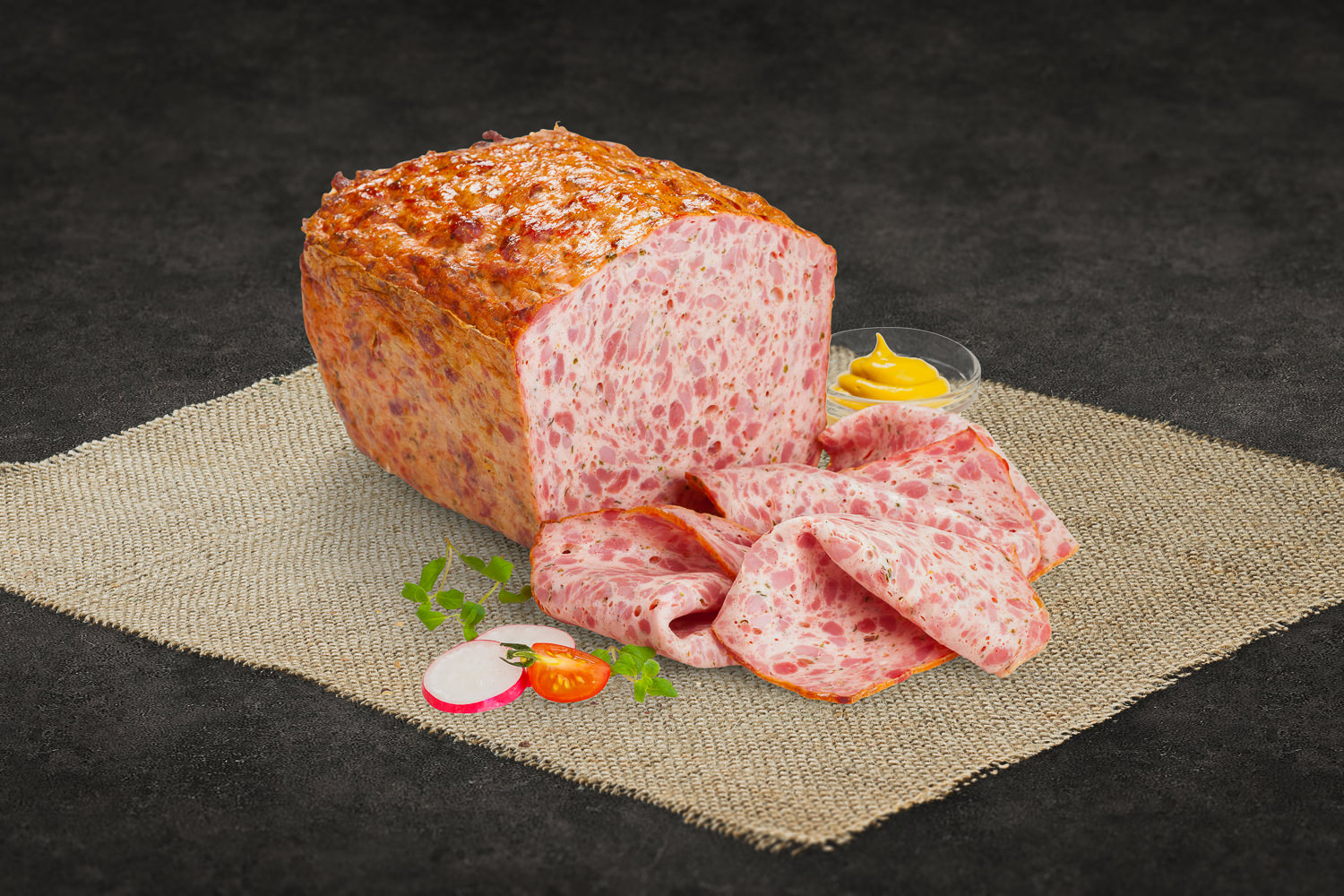Grobe Leberkäse-Brotzeitscheibe auf Holzbrett – Bayerische Spezialität Aufgeschnittener grober Leberkäse auf einem Holzbrett angerichtet, mit frischer Petersilie garniert, im Hintergrund Tomaten und Gewürze – deftige bayerische Spezialität in hochwertiger Fleischqualität.