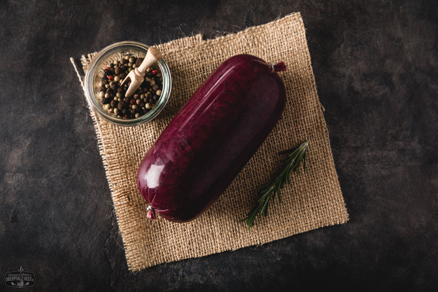 Blaukraut frisch zubereitet – regionaler Rotkohl aus der Oberpfalz Nahaufnahme von frisch zubereitetem Blaukraut (Rotkohl) mit glänzender, violett-roter Farbe und sichtbarer, feiner Schnittstruktur auf einem weißen Teller – traditionelles deutsches Wintergemüse, gekocht und servierfertig.