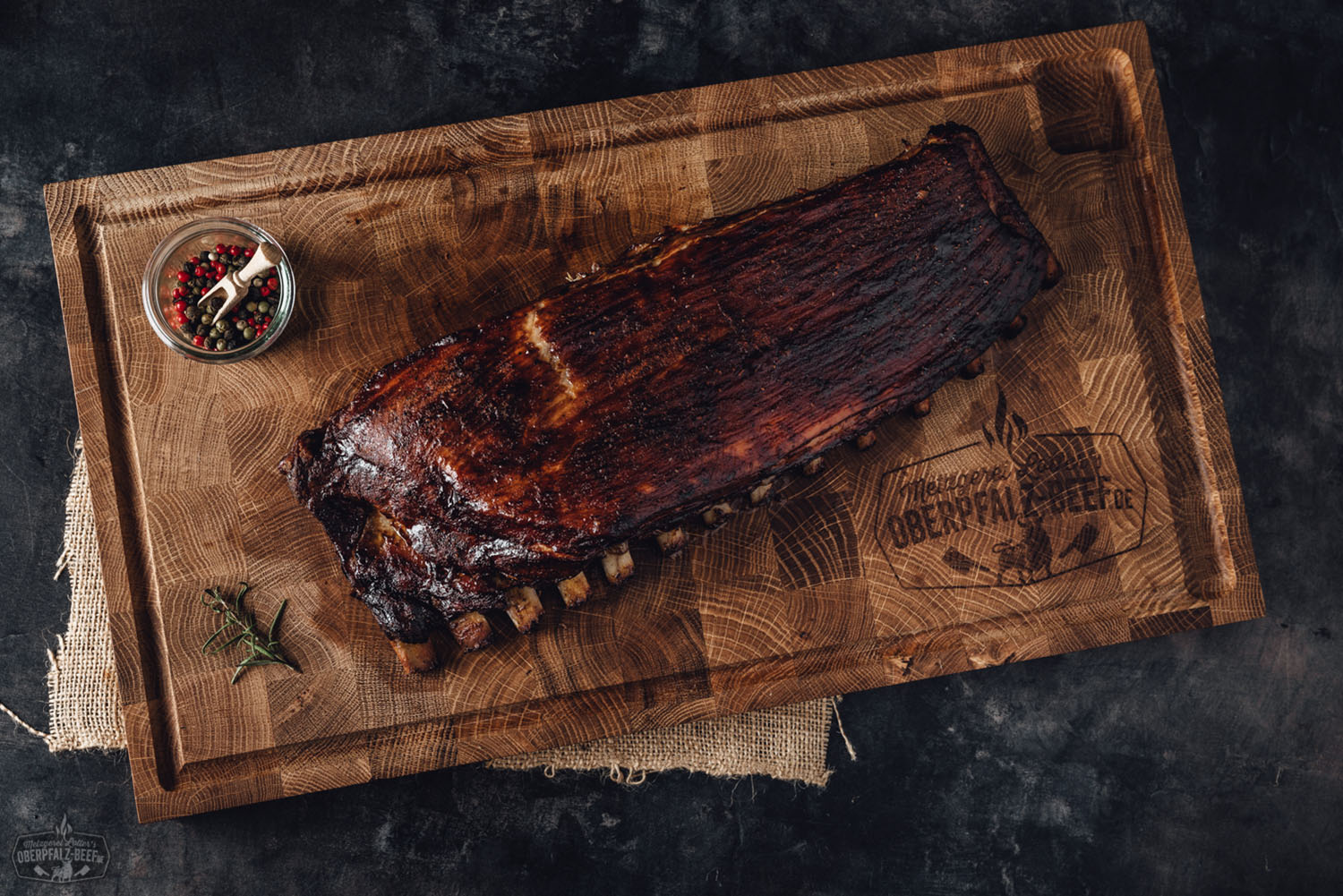 Sous-vide gegarte St. Louis Cut Schweinerippe – zartes BBQ-Fleisch für Grill und Ofen Sous-vide vorgegartes St. Louis Cut Rib vom Schwein in Nahaufnahme auf einem Holzbrett. Perfekt gegartes Fleisch mit saftigem, zartem Aussehen und leicht goldbrauner Farbe. Ideal für Genuss und BBQ-Liebhaber.