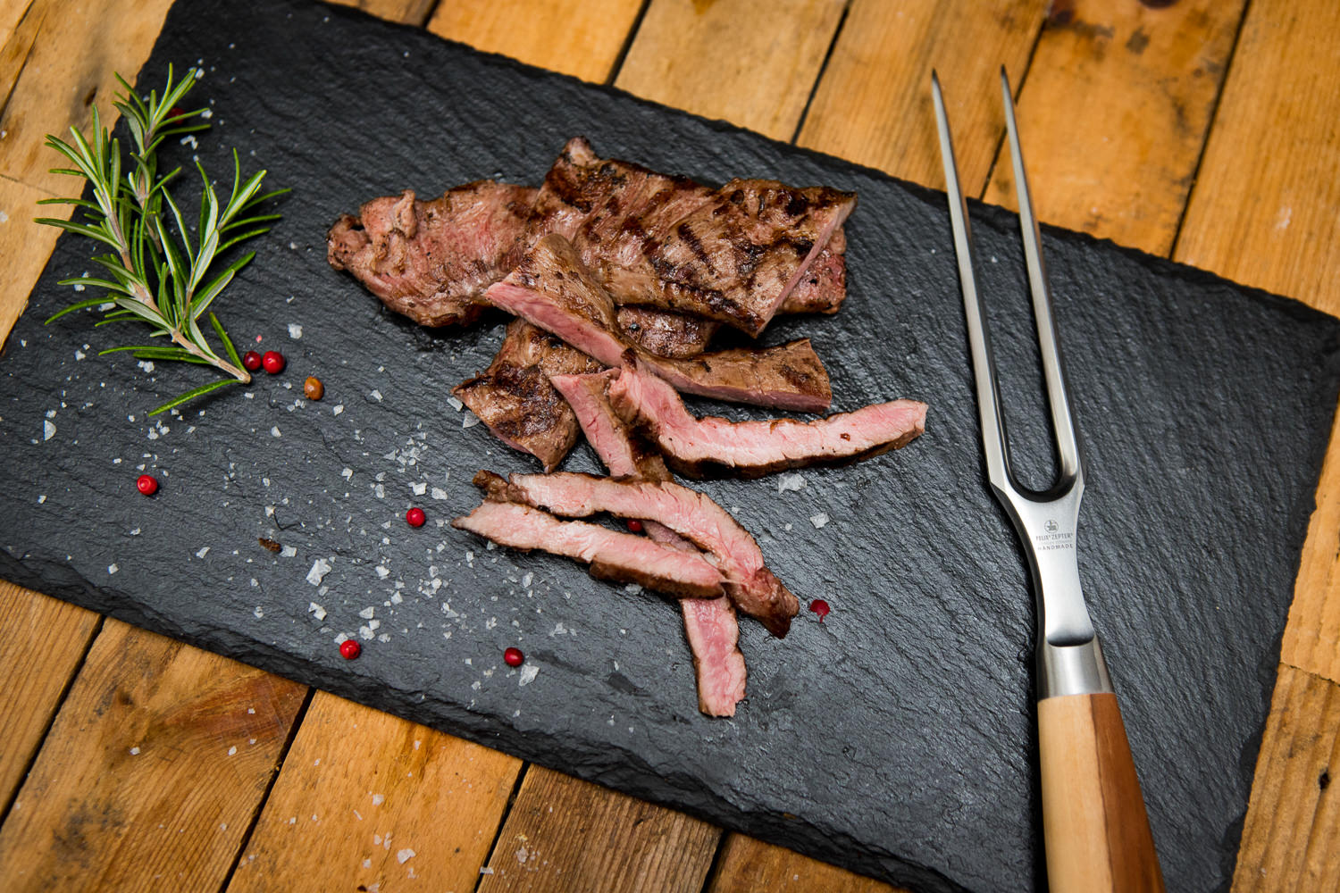 Außenskirt vom Oberpfälzer Landschwein auf Holzbrett - saftiges, hochwertiges Schweinefleisch aus regionaler Landwirtschaft.