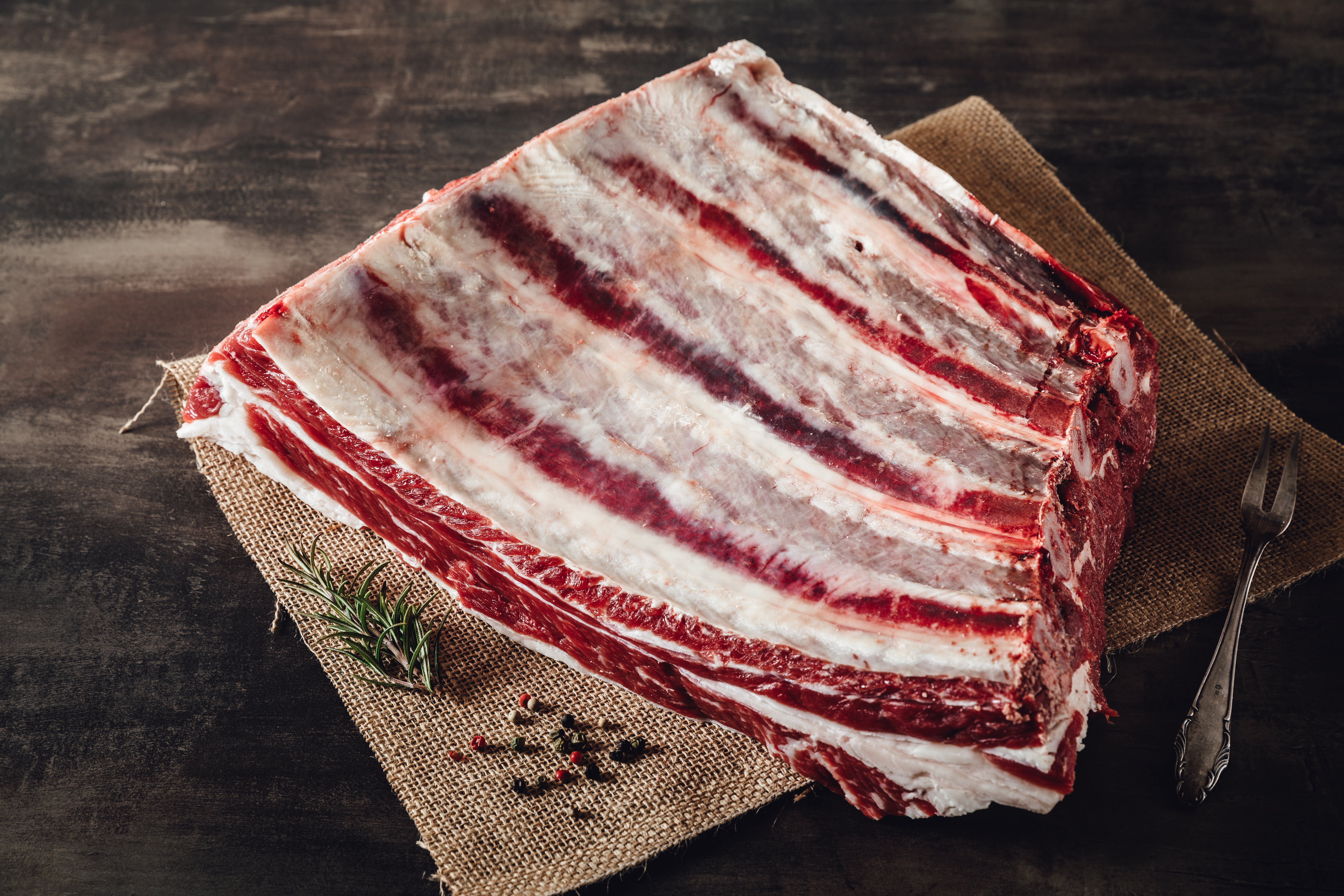 Oberpfalz Beef - Hochwertiges Rindfleisch aus artgerechter Haltung Bild eines saftigen Oberpfalz Beef Steaks auf einem Holzbrett, umgeben von frischem Gemüse wie Tomaten und Kräutern, perfekt gebraten und bereit zum Servieren. Ideal für Liebhaber hochwertiger Fleischgerichte aus regionaler Produktion.