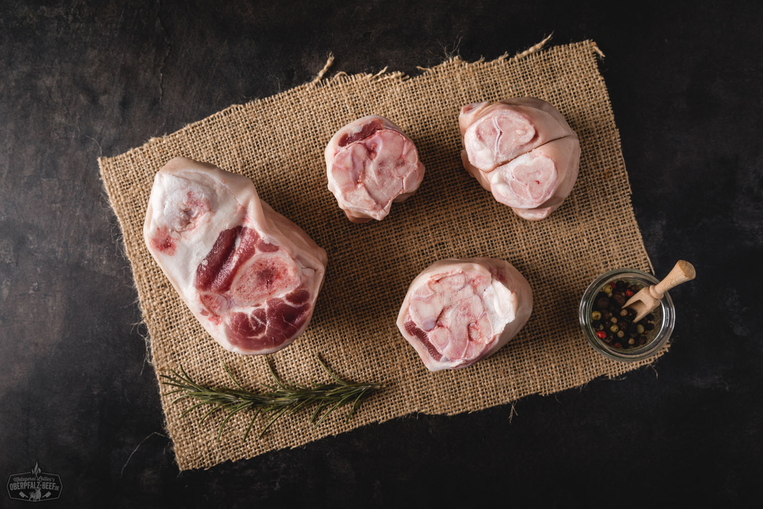 Spitzbeine und Füße vom Oberpfälzer Landschwein – Frischfleisch regional aus Bayern Spitzbeine und Füße vom Oberpfälzer Landschwein auf einem Tisch, präsentiert vor einem rustikalen Hintergrund, ideal für traditionelle Rezepte und Schmankerl aus der Region Oberpfalz.