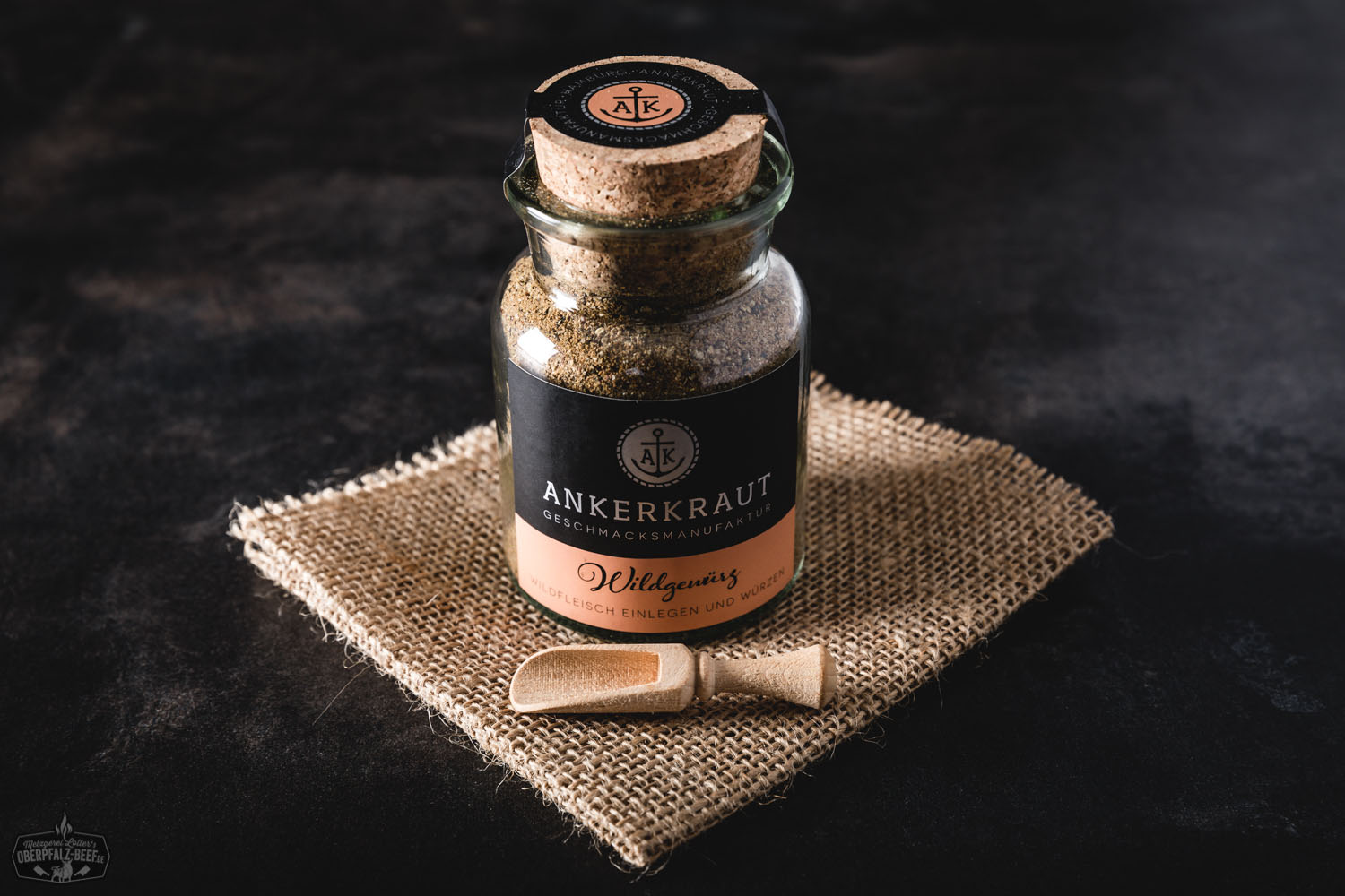 Ankerkraut Wildgewürz – Aromatische Wildgewürzmischung in dekorativem Glasbehälter Bild von Ankerkraut Wild Gewürz - Aromatische Gewürzmischung für Wildfleischgerichte, ideal zum Verfeinern von Reh, Hirsch und Wildschwein, in einer dekorativen Gewürzdose.
