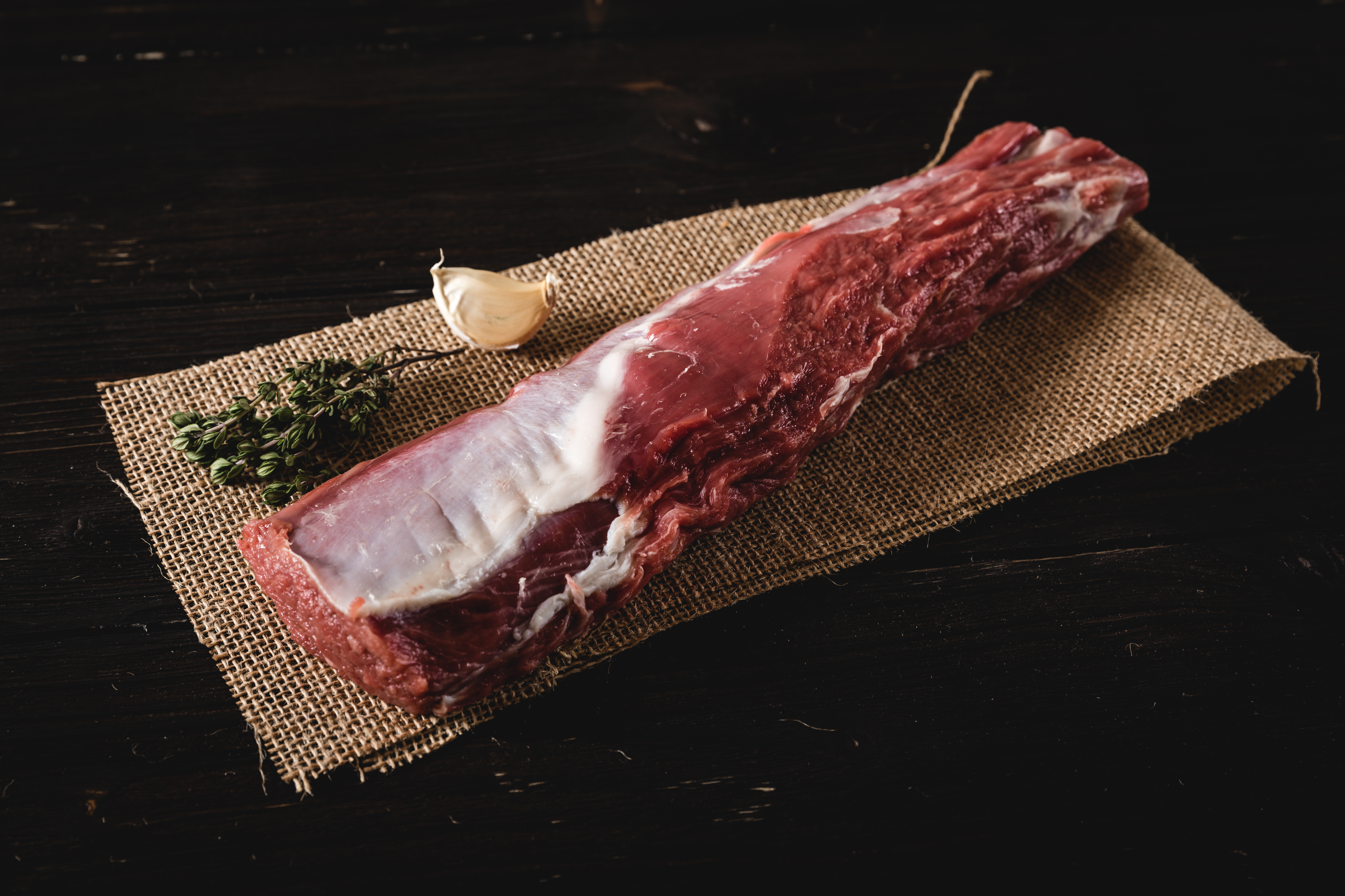 Frisches Oberpfalz Lammfleisch - Hochwertige Fleischqualität aus nachhaltiger Landwirtschaft Frisches Oberpfalz-Beef Lammfleisch auf einem hellen Hintergrund, dicht aufgenommen, um die Zartheit und Qualität des Fleischstücks zu betonen.