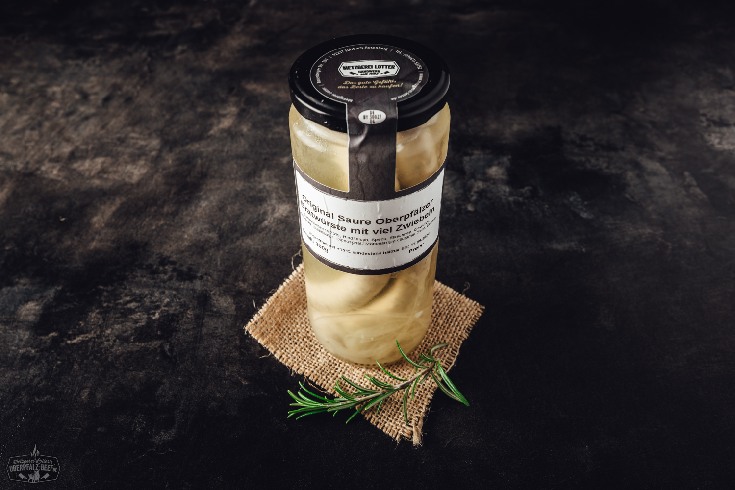 Schlachtplatte Maxi mit regionalen Spezialitäten: Aufschnitt von Blut- und Leberwurst, Wellfleisch, Kesselfleisch und Bratwurst auf rustikalem Holzbrett, angerichtet mit Sauerkraut, Brot und Senf – typisch bayerisches Oberpfalz-Beef Gericht.