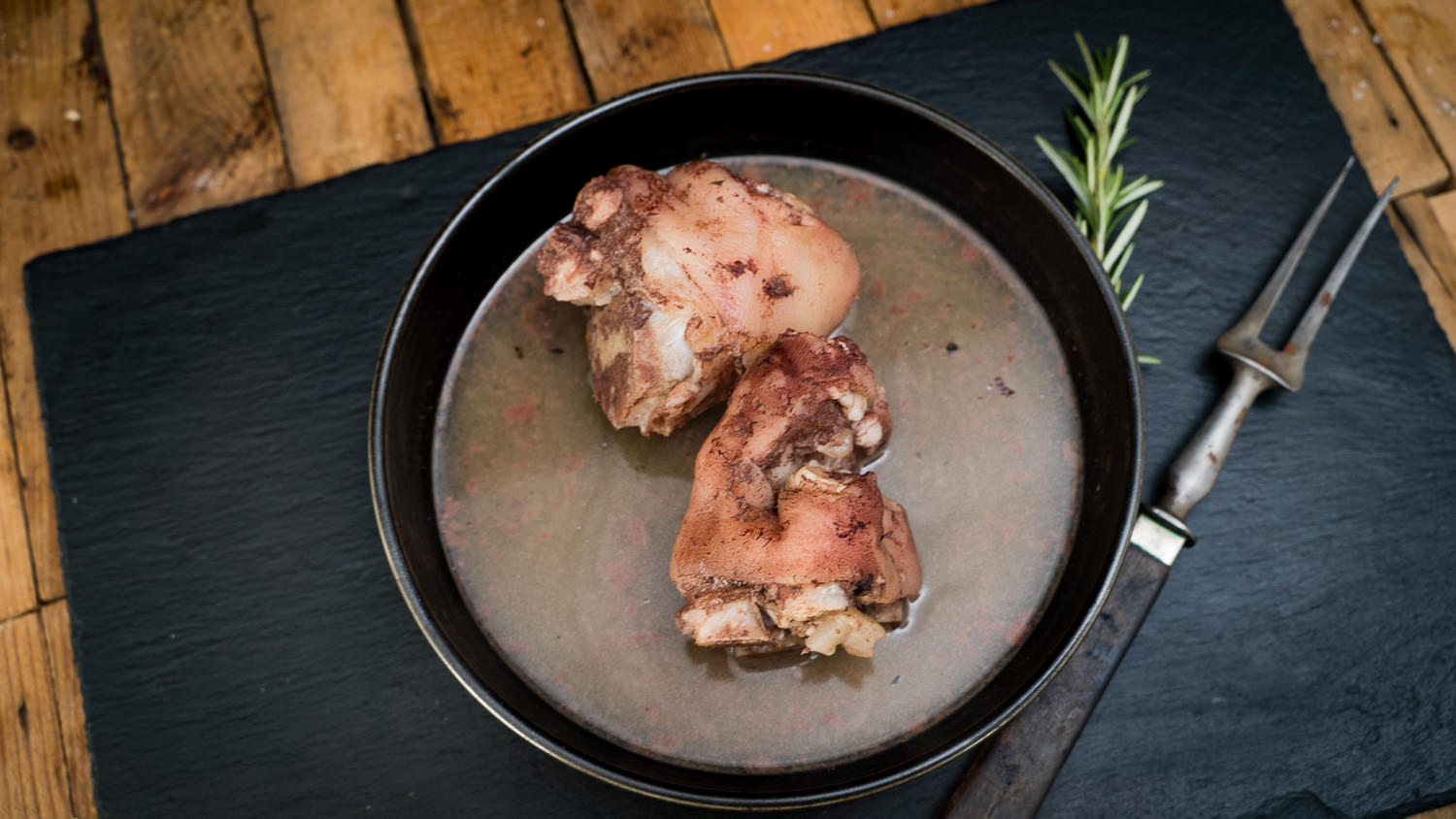 Spitzbeine und Füße vom Oberpfälzer Landschwein – regionales Schweinefleisch direkt vom Bauern Spitzbeine und Füße vom Oberpfälzer Landschwein - Rohfleisch aus nachhaltiger Landwirtschaft in der Oberpfalz