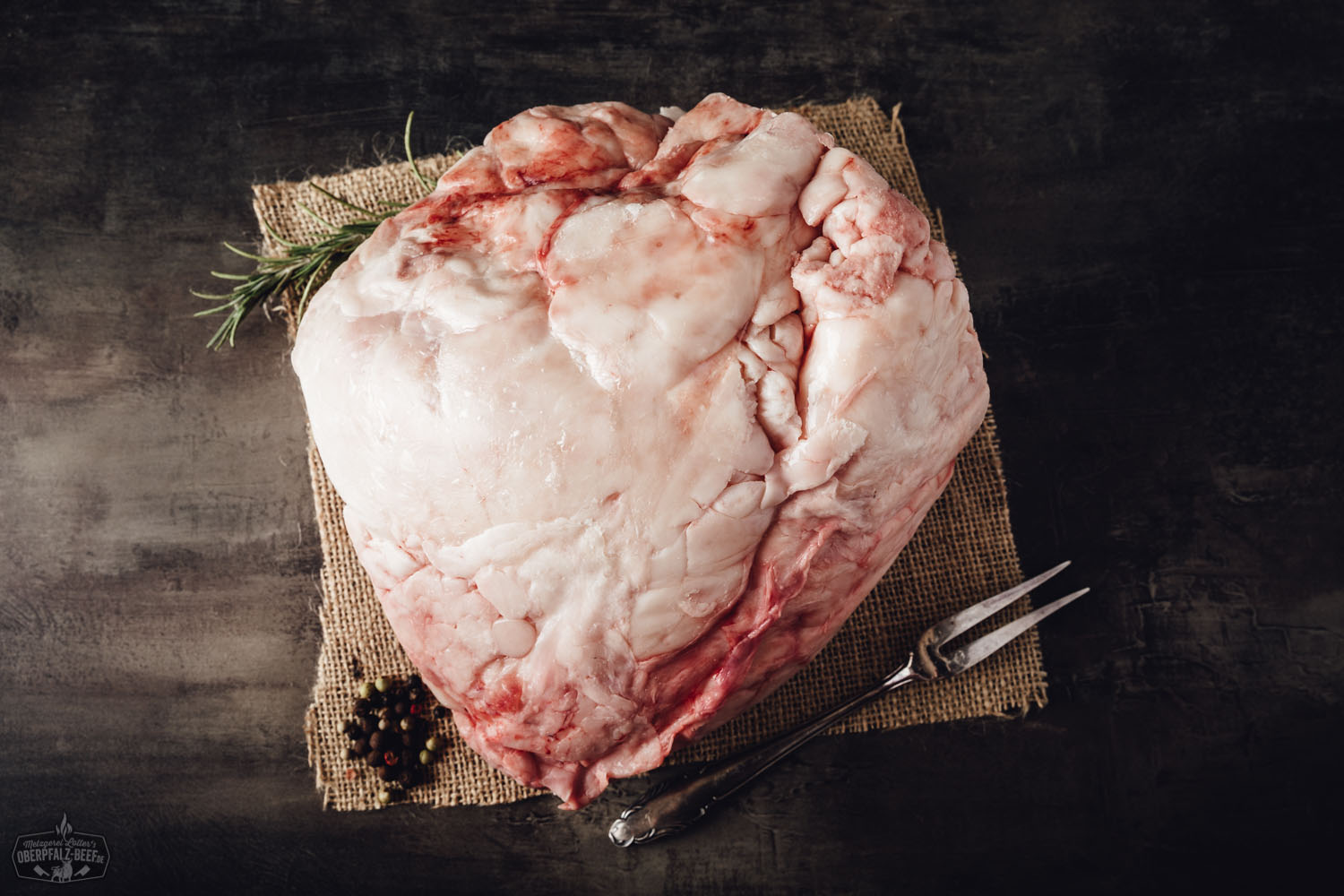 Rindertalg vom Oberpfalz-Rind – Regionales Rinderfett in Premiumqualität Frisch geschnittenes Rindertalg vom Oberpfalz-Rind auf dunklem Untergrund, naturbelassen präsentiert mit goldbraunen Fettstücken – hochwertige Zutat für traditionelles Kochen und Braten.