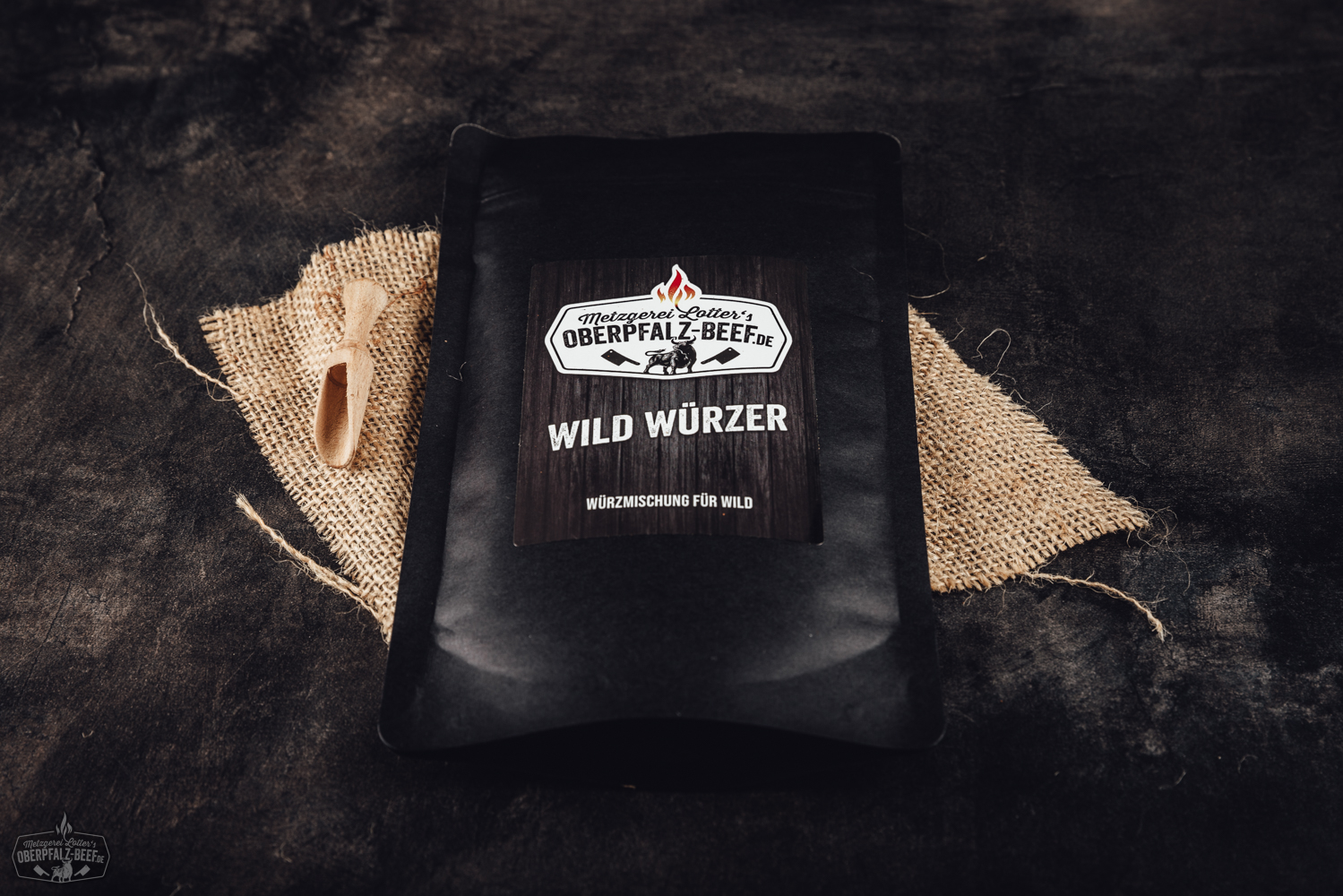 Gegarte Hirschhaxe aus der Oberpfalz auf einem Holzbrett angerichtet, serviert mit gebackenen Kartoffelspalten, dunkler Wildsoße, Preiselbeeren und frischem Rosmarin – rustikale Wildspezialität mit traditionellem Flair.