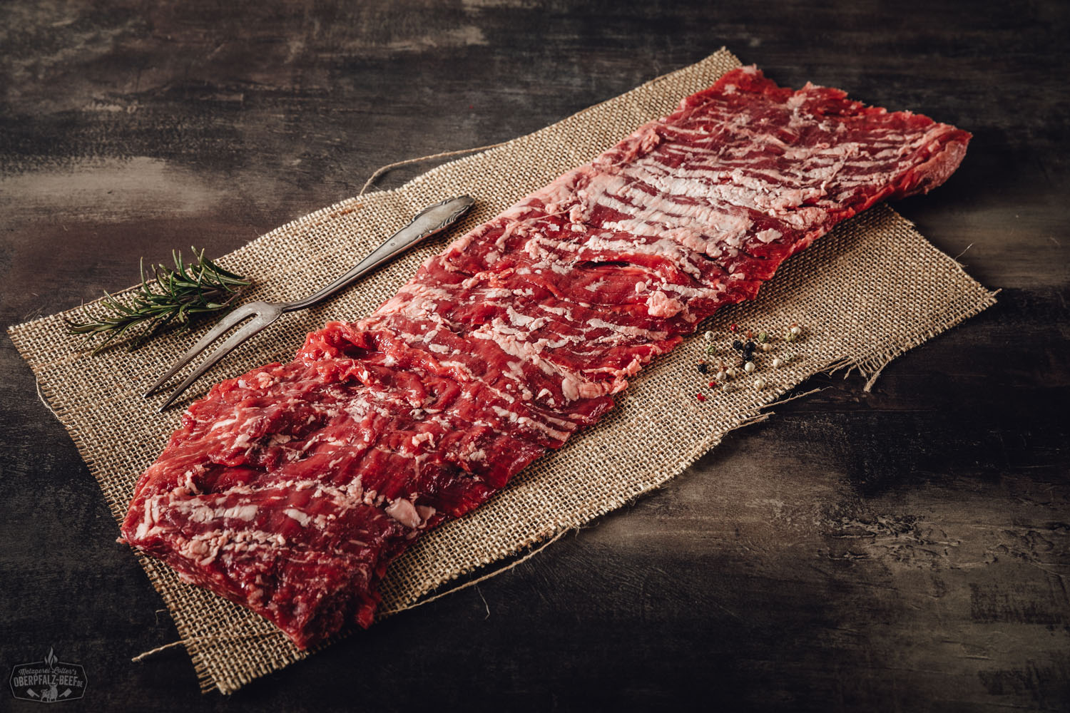 Inside Skirt Wet Aged vom Oberpfalz-Rind – zart gereiftes Premiumfleisch aus Bayern Rohes Inside Skirt Steak vom Oberpfalz-Rind, vakuumverpackt auf dunklem Untergrund präsentiert, mit sichtbarer Marmorierung und saftigem Fleischanteil – hochwertiges Wet Aged Rindfleisch für Grill und Küche.