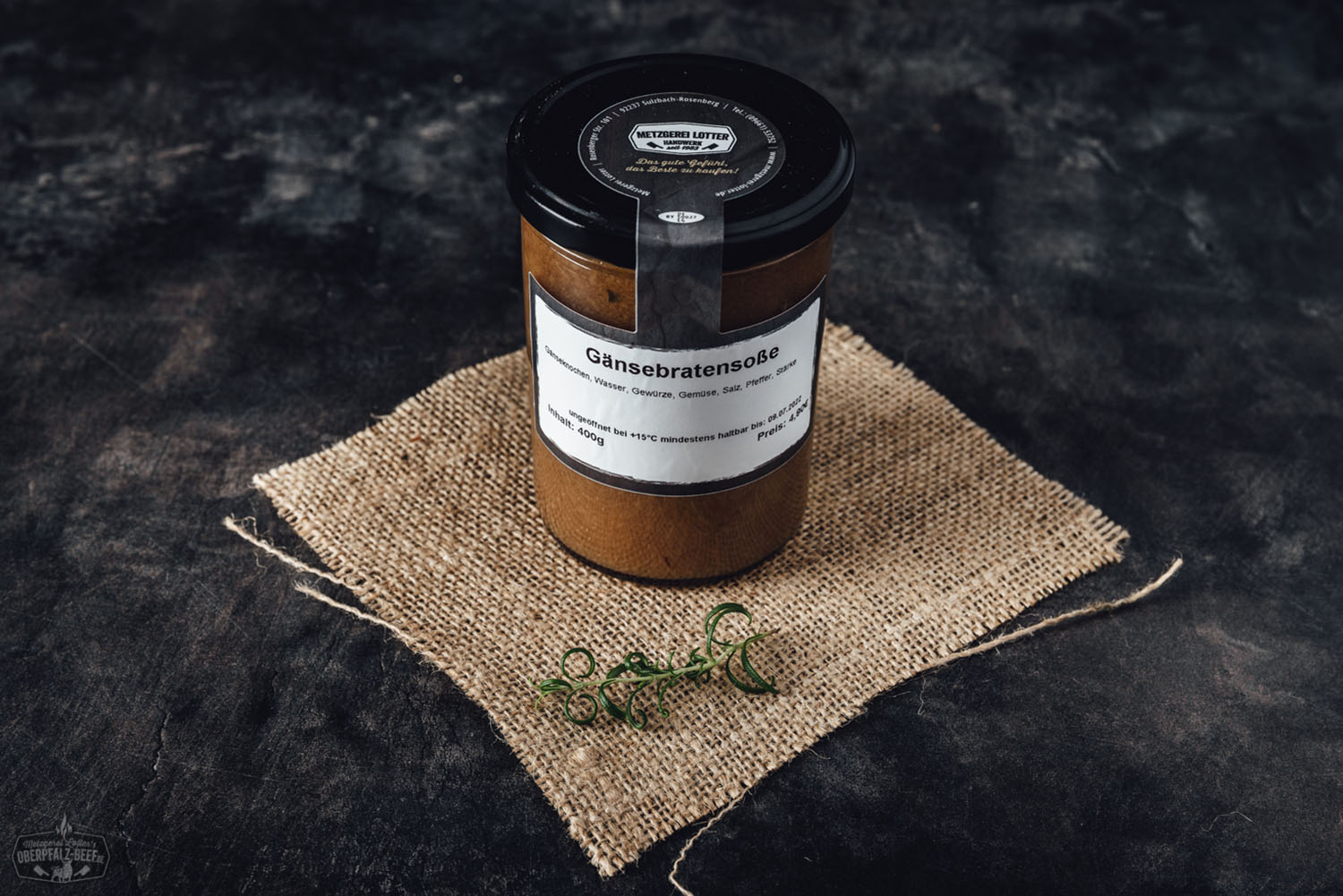 Leckere Gänsebratensoße in einer Pfanne, perfekt für festliche Anlässe und traditionelle Feiertagsgerichte, gekocht aus hochwertigen Zutaten mit intensiven Gewürzen.