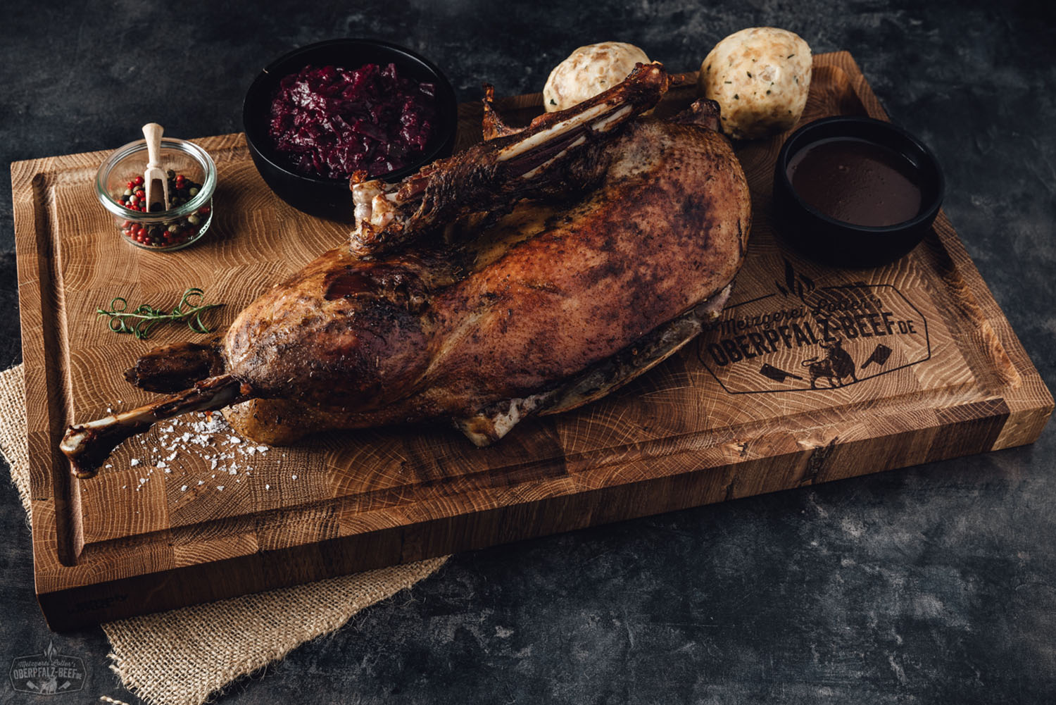 Oberpfälzer Gänsebox Maxi mit Braten, Knödeln und Blaukraut – Festtagsessen online bestellen Oberpfälzer Gänsebox Maxi mit fertig zubereiteter, goldbraun gebratener Gänsekeule, Knödeln, Blaukraut und Soße in umweltfreundlicher Verpackung – traditionelle bayerische Festtagsküche fertig zum Genießen.