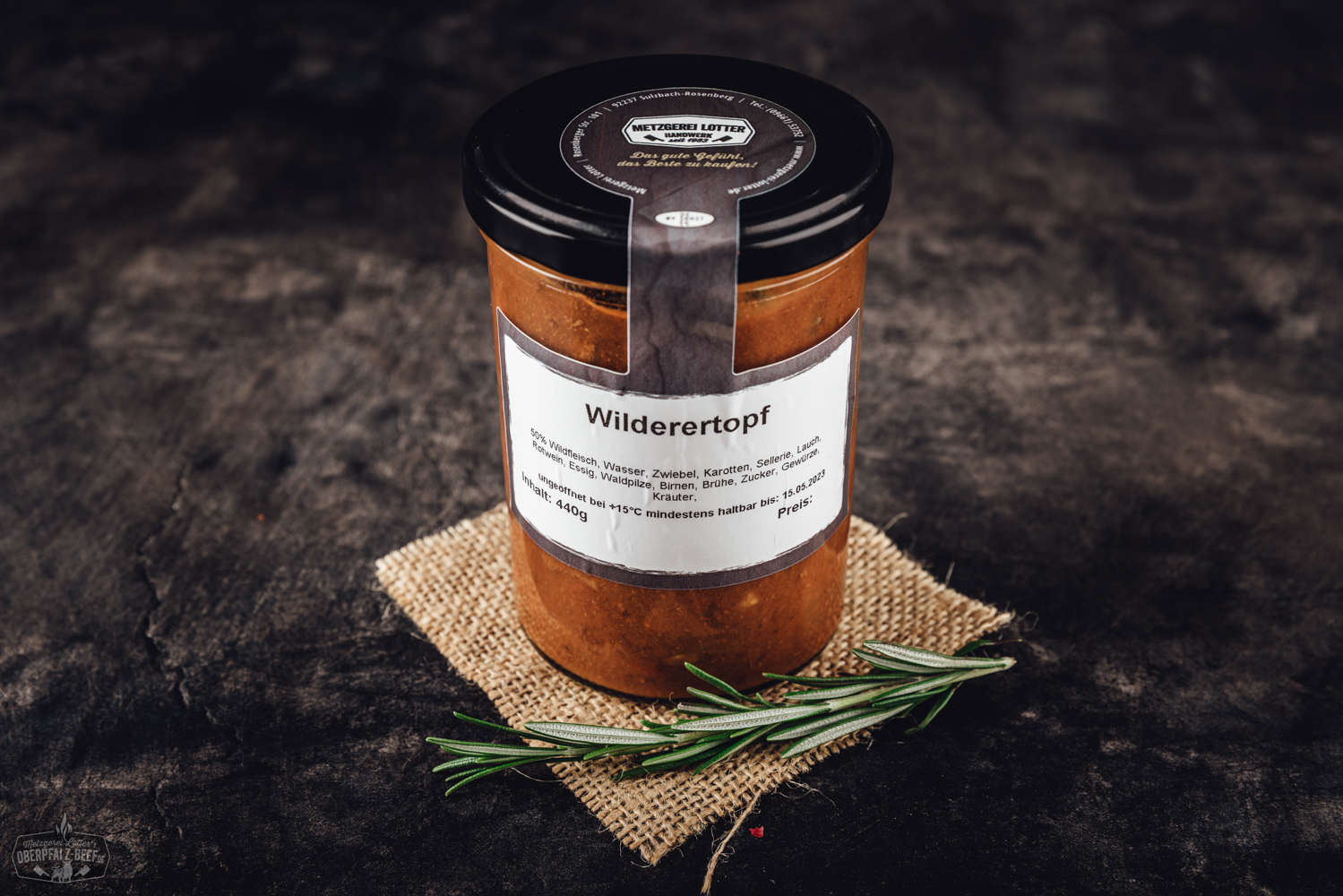 Wilderertopf mit frischen Waldpilzen in cremiger Rahmsoße – Herzhaftes Wildgericht aus der Oberpfalz Der Wilderer Topf zeigt ein köstliches Gericht mit frischen Waldpilzen in cremiger Rahmsoße, präsentiert auf einem rustikalen Teller, ideal für Genießer der traditionell-bayerischen Küche.