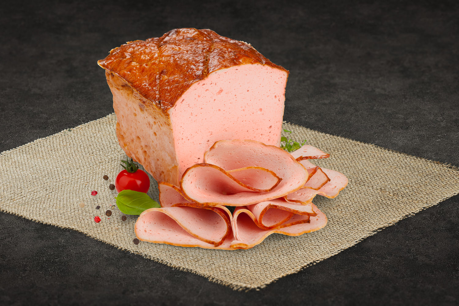 Fein geschnittener Putenleberkäse auf Holzbrett – Delikates Wurstprodukt aus der Oberpfalz Fein geschnittener Putenleberkäse aus der Oberpfalz, detailreiche Nahaufnahme eines geschnittenen Produkts auf einem Teller.