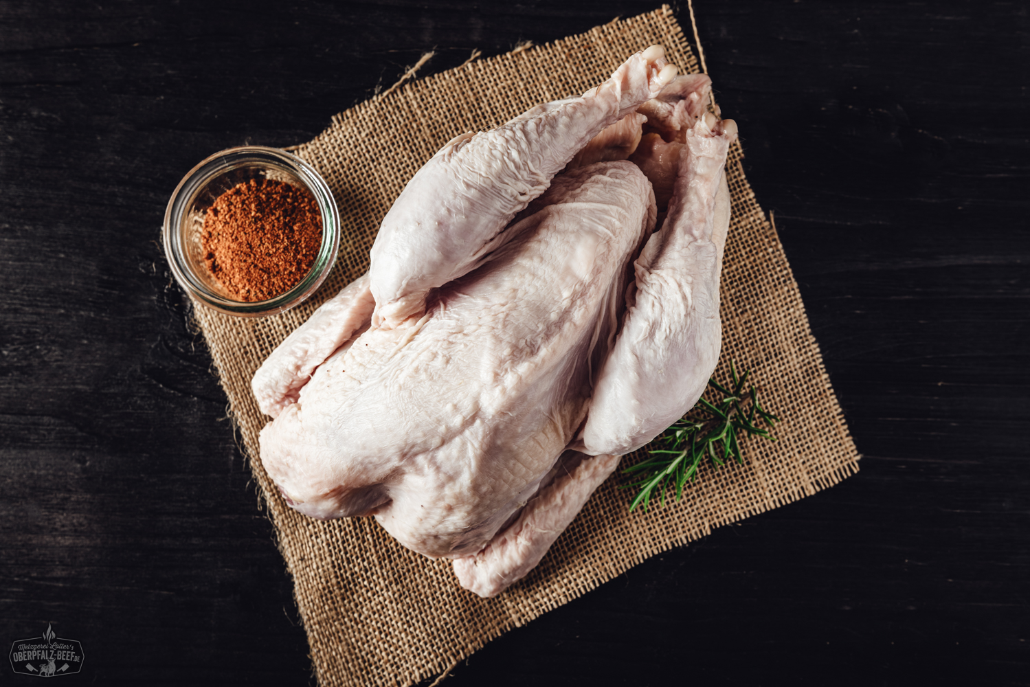 Suppenhuhn vom Oberpfälzer Bauernhähnchen – regional, frisch & nachhaltig Suppenhuhn vom Oberpfälzer Bauernhähnchen auf Holzbrett mit frischen Kräutern und Gemüse, hochwertige regionale Fleischqualität, Oberpfalz Beef.
