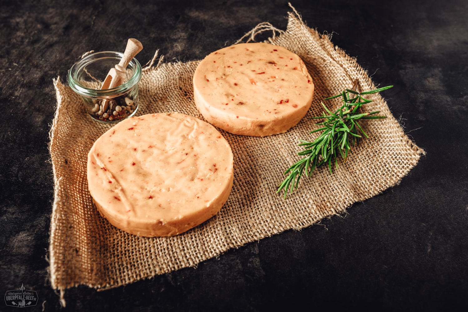Grillkäse mit Chili – Würziger vegetarischer Genuss für den Grill Grillkäse Classic auf Holzbrett angerichtet, rechteckige goldbraun gegrillte Käsescheiben mit Grillstreifen, garniert mit frischen Kräutern und begleitet von Tomaten und Salat – hochwertige vegetarische Grill-Alternative für BBQ und Sommergrillfest.