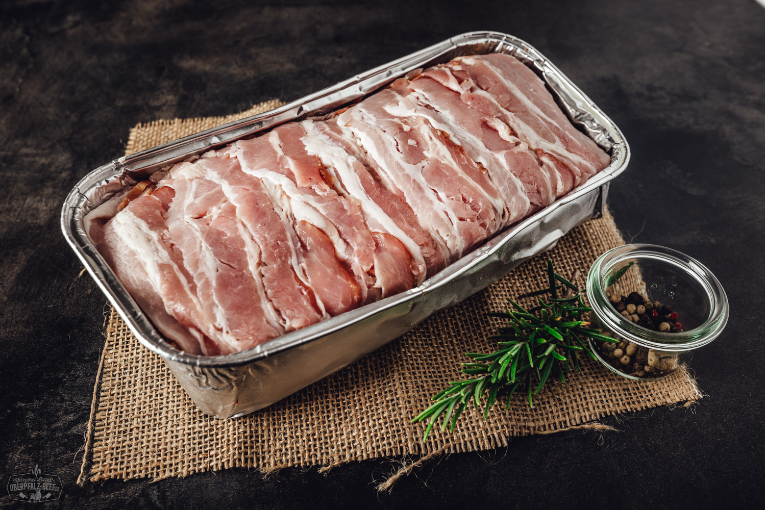 Saftige Bacon Bomb vom Grill – perfekt gefüllte Hackfleischrolle mit Baconmantel Ein herzhaft gefüllter Hackbraten namens Bacon Bomb mit knusprigem Speck umwickelt, perfekt gegrillt für einen saftigen BBQ-Genuss.