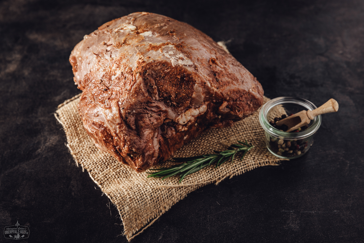 Sous-vide vorgegarter Kalbsbraten aus der Nuss – zartes Premiumfleisch für Genießer Aufgeschnittener, saftiger Rinderbraten aus der Keule, sous-vide vorgegart, auf einem Holzbrett angerichtet mit dunkler Bratensoße und frischen Kräutern, im rustikalen Stil präsentiert.