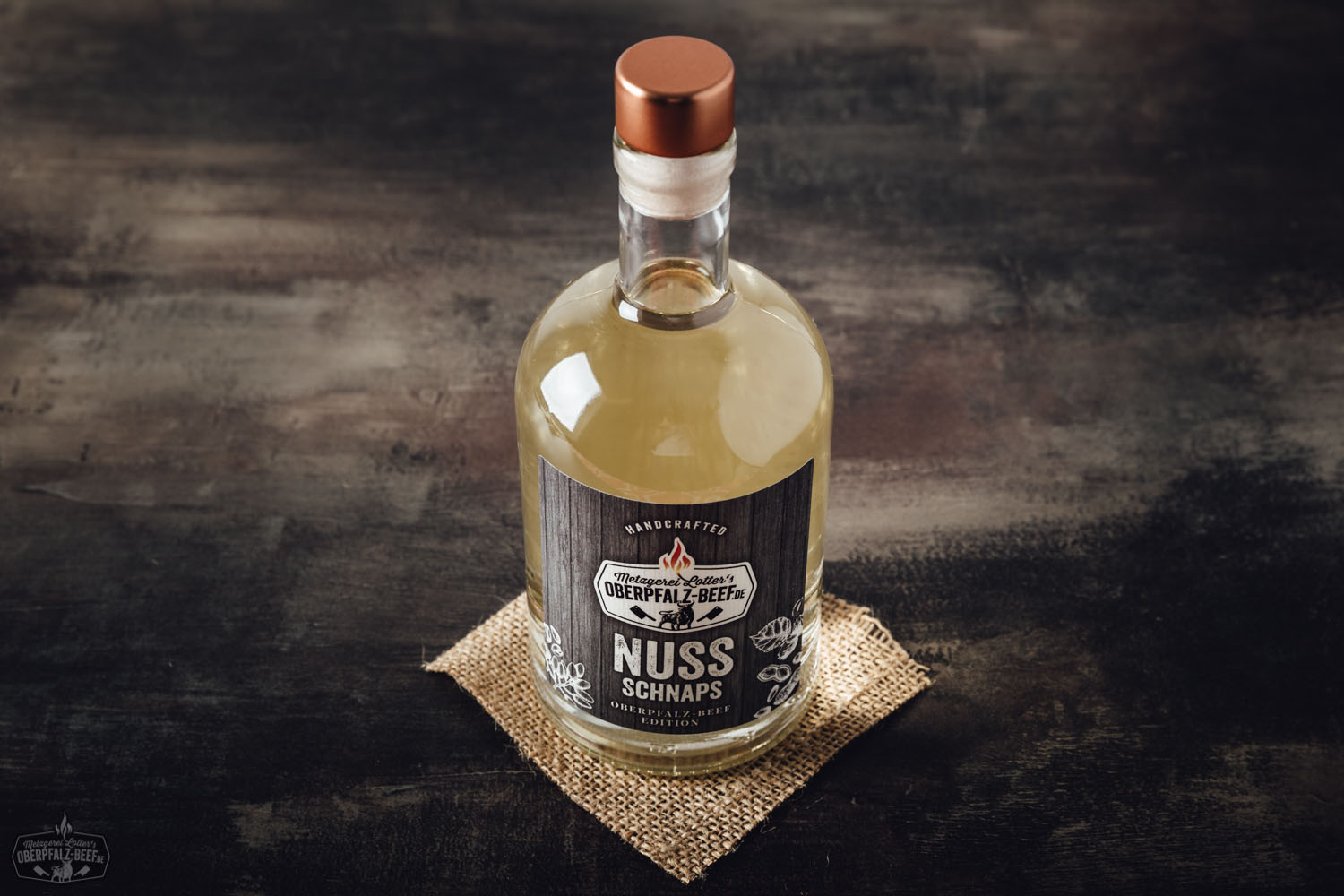 Handcrafted Oberpfalz Beef mit Nuss-Schnaps – Regionales Feinkostprodukt aus Bayern Bild von handcrafted Oberpfalz Beef Nuss-Schnaps: hochwertige, handgefertigte Spirituose aus der Region Oberpfalz, liebevoll präsentiert in einer edlen Flasche.