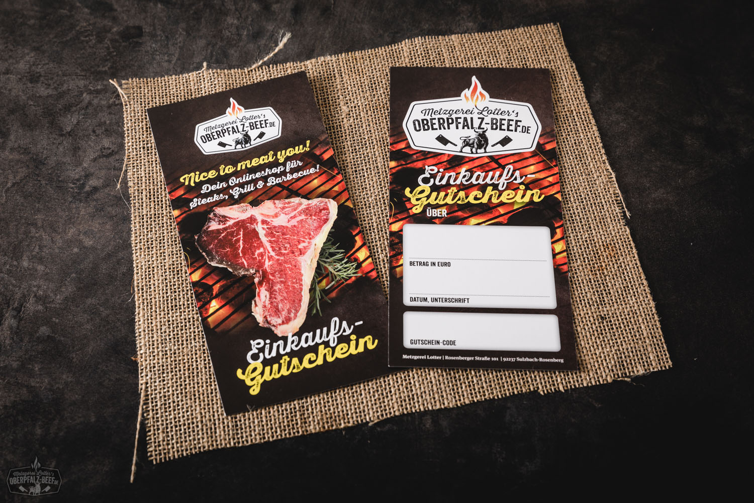 Digitaler 50-Euro-Gutschein für Oberpfalz Beef – Online Fleischgenuss verschenken Digitaler Geschenkgutschein über 50 € von Oberpfalz Beef mit rustikalem Design: Hintergrund aus dunklem Holz, goldene Zahlen „50,00 €“, Logo mit Rindskopf und Text „Gutschein – digital“.