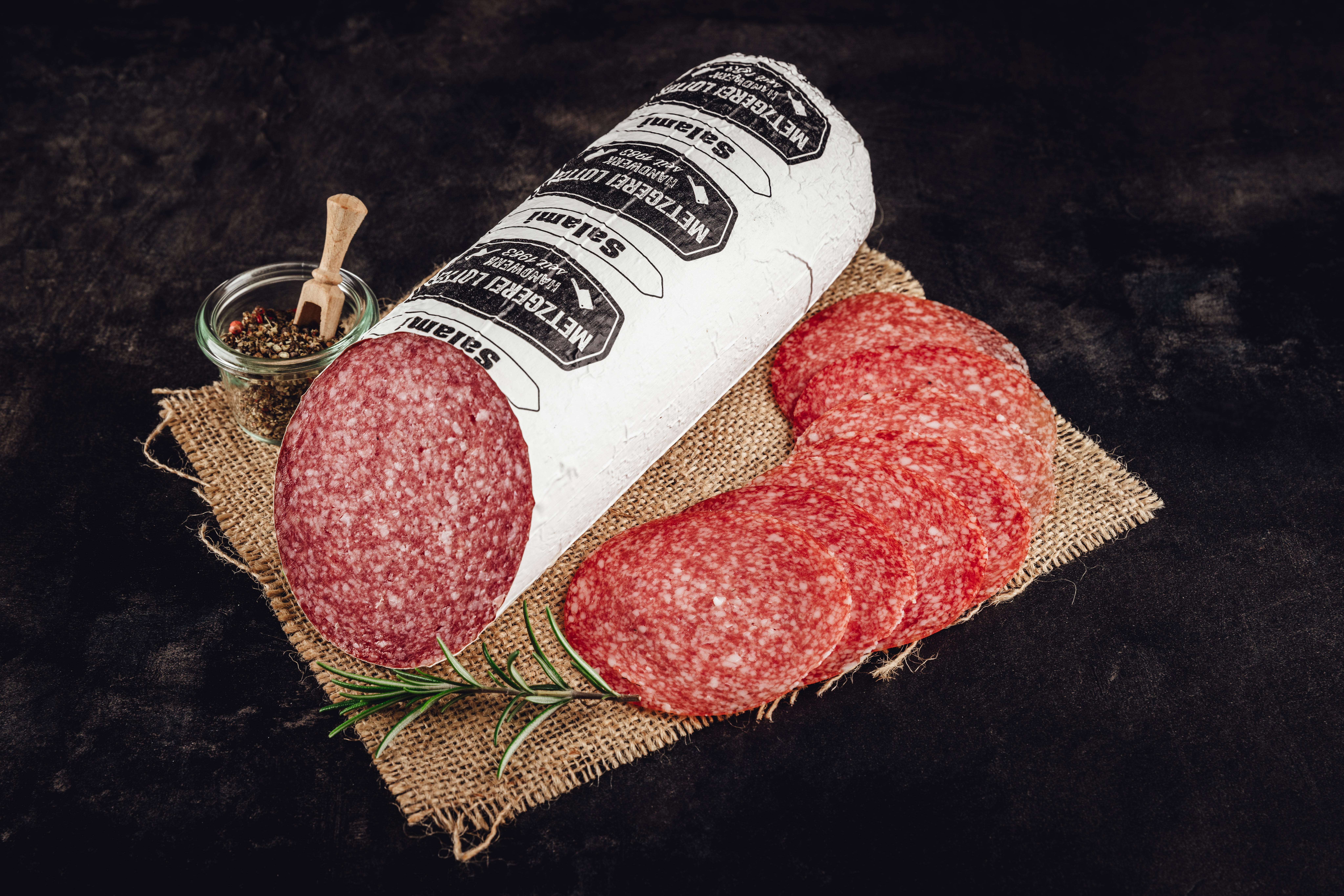 Salami mit der weißen Haut geschnitten Salami mit der weißen Haut geschnitten