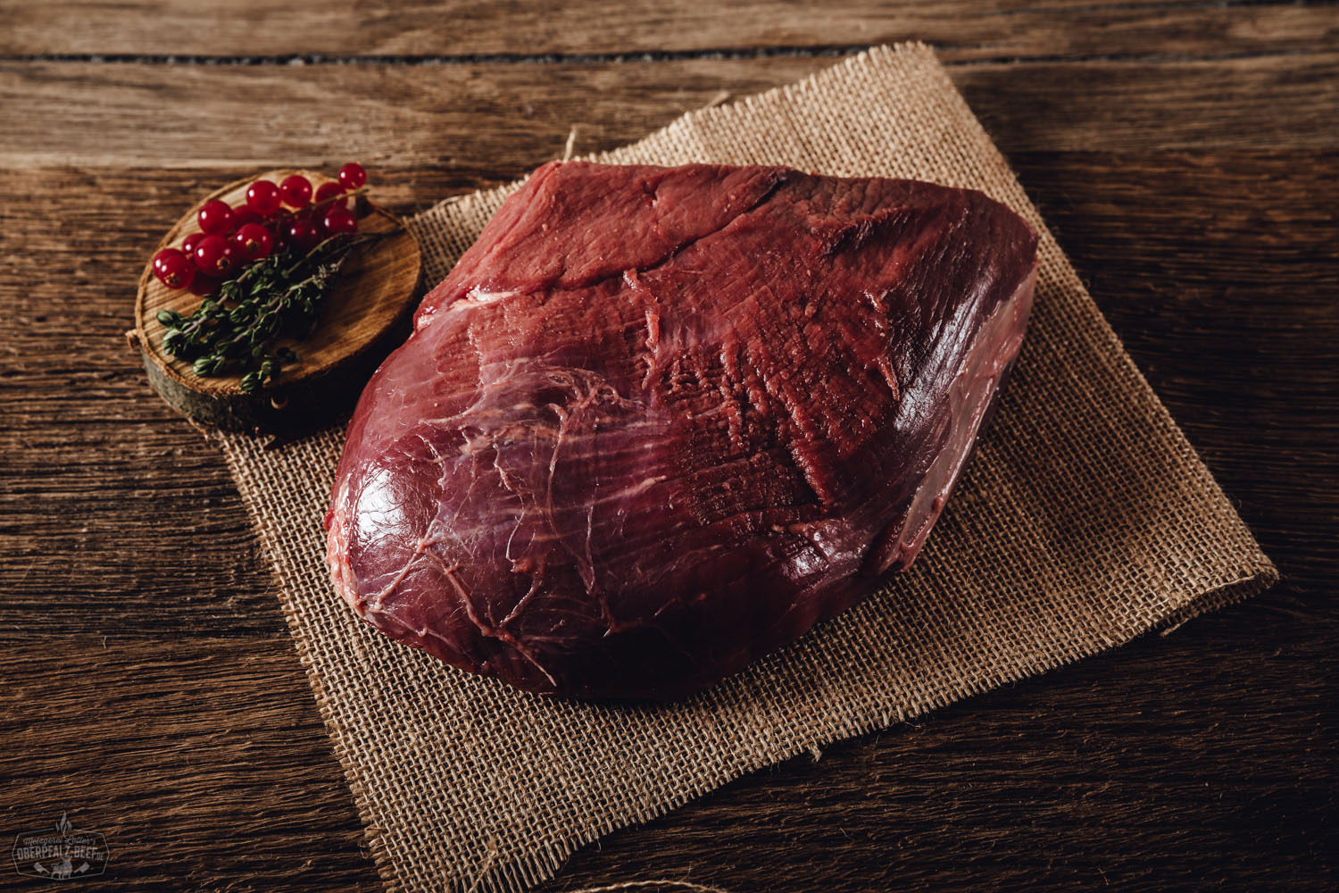 Hirsch Oberschale aus der Oberpfalz, hochwertiges Fleischprodukt, vakuumverpackt, regionale Herkunft, ideal für Braten oder Gulasch, Oberpfalz-Beef.