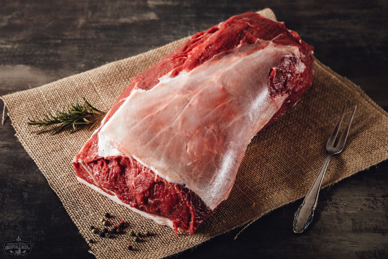 Entrecôte-Rib-Eye-Steak vom Oberpfalz-Rind, Wet Aged, roh und ungewürzt, auf dunklem Untergrund inszeniert – gut sichtbare Marmorierung, zarte Fleischstruktur und frischer Zuschnitt, ideal für Grill oder Pfanne.