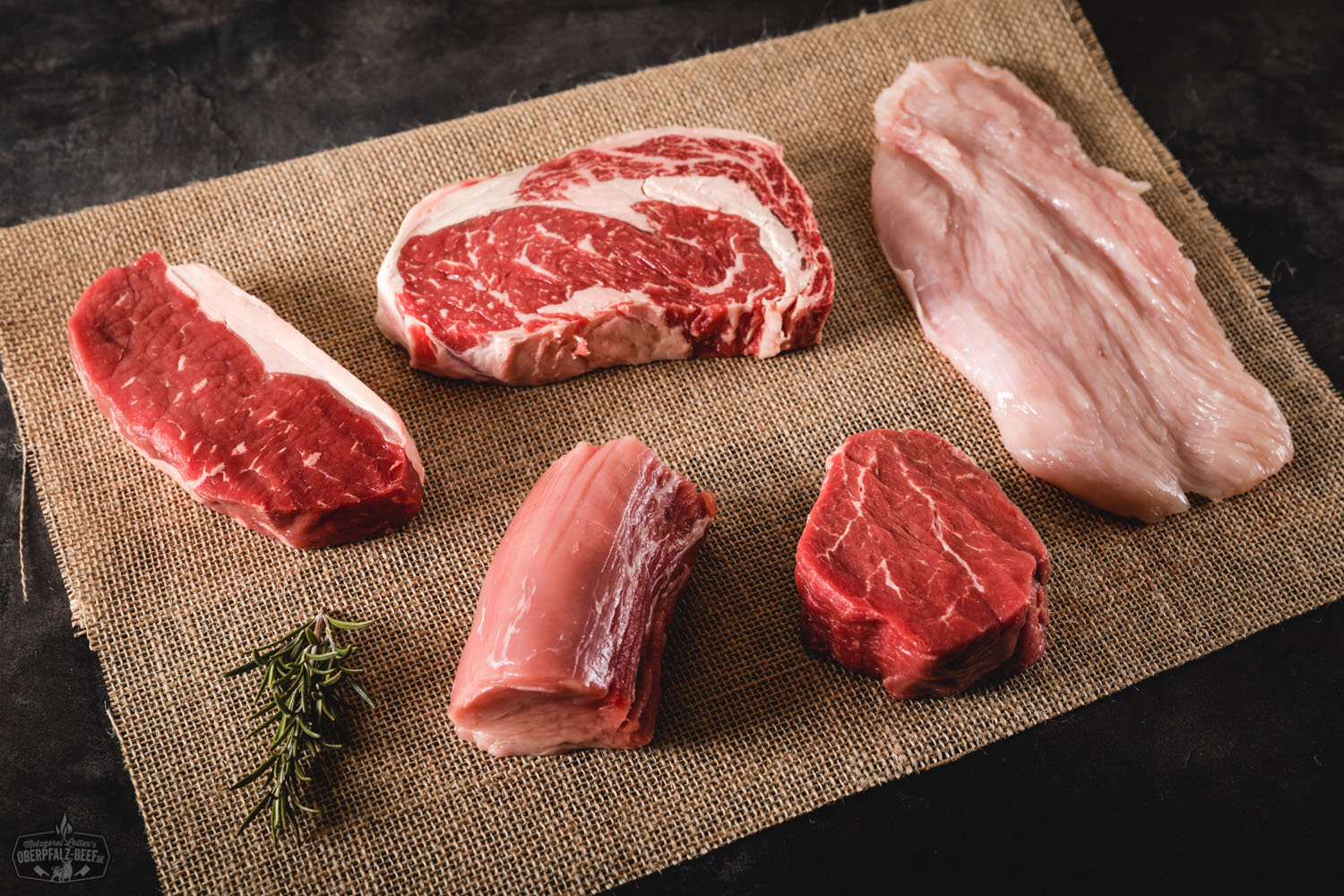 Oberpfalz Beef Raclette Paket mit Auswahl an hochwertigem Fleisch und Zutaten auf einem weißen Hintergrund, ideal für Raclette-Abende und regionale Spezialitätenliebhaber.