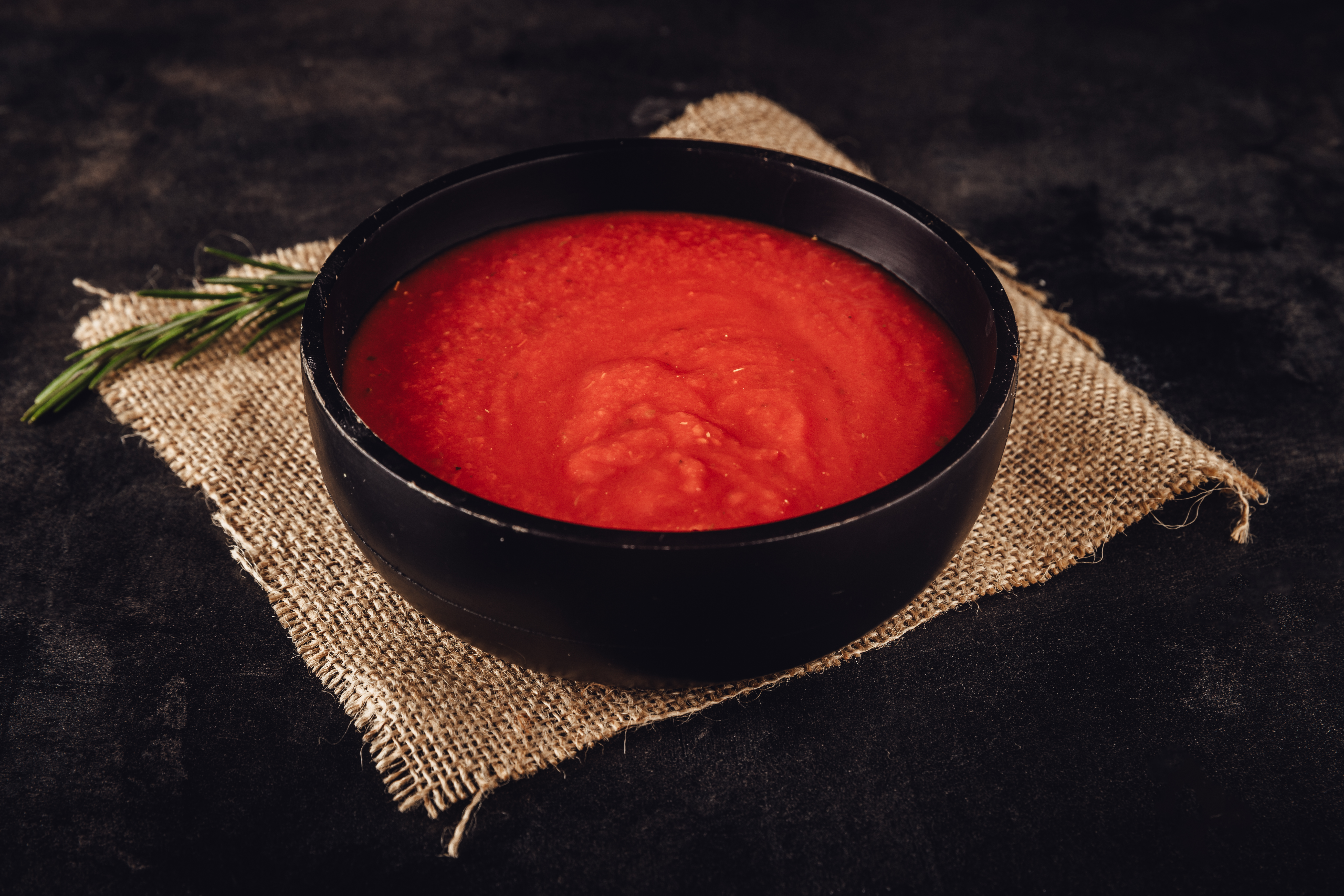 Pizza Sauce Rezept Bild – Oberpfalz Beef Ein Glas hausgemachter Pizzasauce mit frischen Zutaten und aromatischen Gewürzen, perfekt für die Zubereitung authentischer italienischer Pizza.