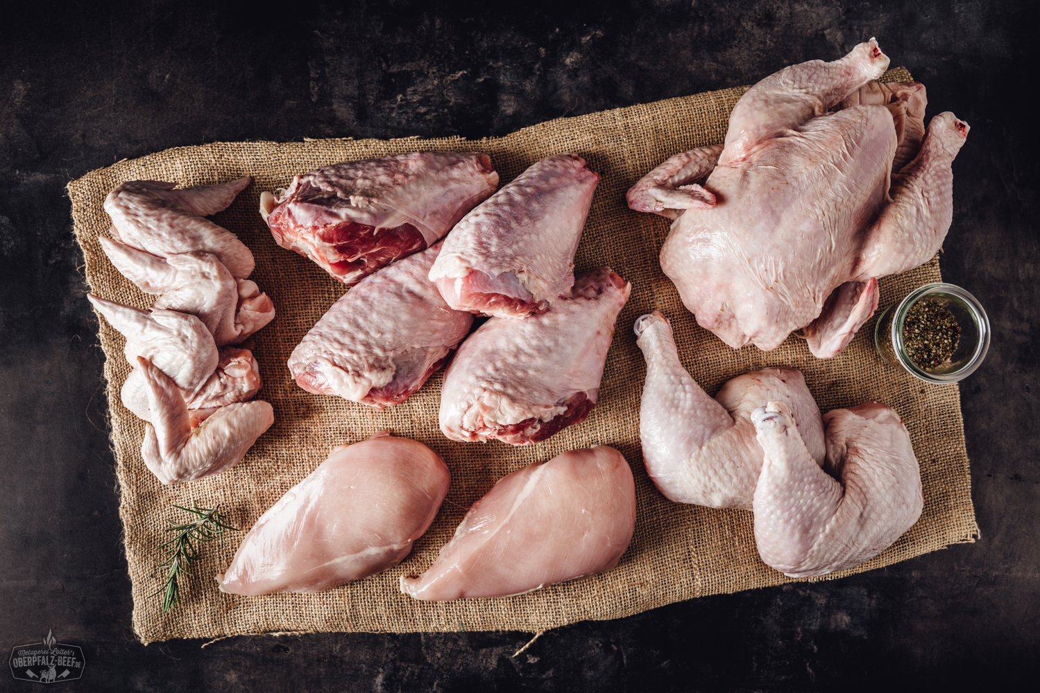 Frisches Bauernhof-Hähnchen in nachhaltiger Verpackung – regional & artgerecht Frisch verpacktes Hähnchenfleisch in umweltfreundlicher Bauernhofbox auf rustikalem Holztisch, daneben Bio-Gemüse wie Karotten und Petersilie – gesunde, regionale Zutaten aus nachhaltiger Landwirtschaft.