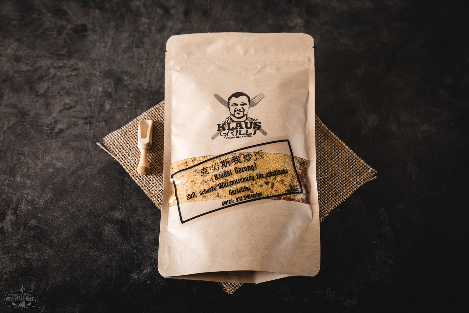 Ein Mann grillt im Garten Fleisch auf einem modernen Gasgrill; vor ihm liegt ein geöffneter Beutel mit „Goreng“-Fleisch von Oberpfalz Beef – sonnige Atmosphäre, Fokus auf hochwertigem Grillgut und authentischem BBQ-Erlebnis.