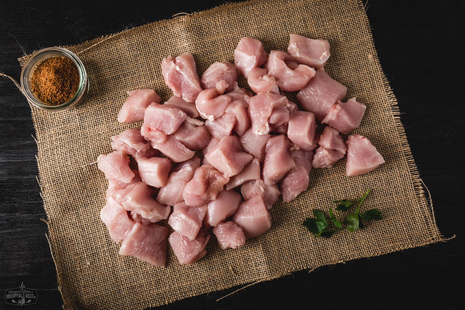 Geschnittenes Putengulasch - Frisches Oberpfalz Beef Fleischprodukt Geschnittenes Putengulasch in einer Nahaufnahme, frisch und saftig, bereit zum Kochen eines köstlichen Gerichts aus hochwertigem Hähnchenfleisch der Oberpfalz. Perfekt für gesundheitsbewusste Genießer.