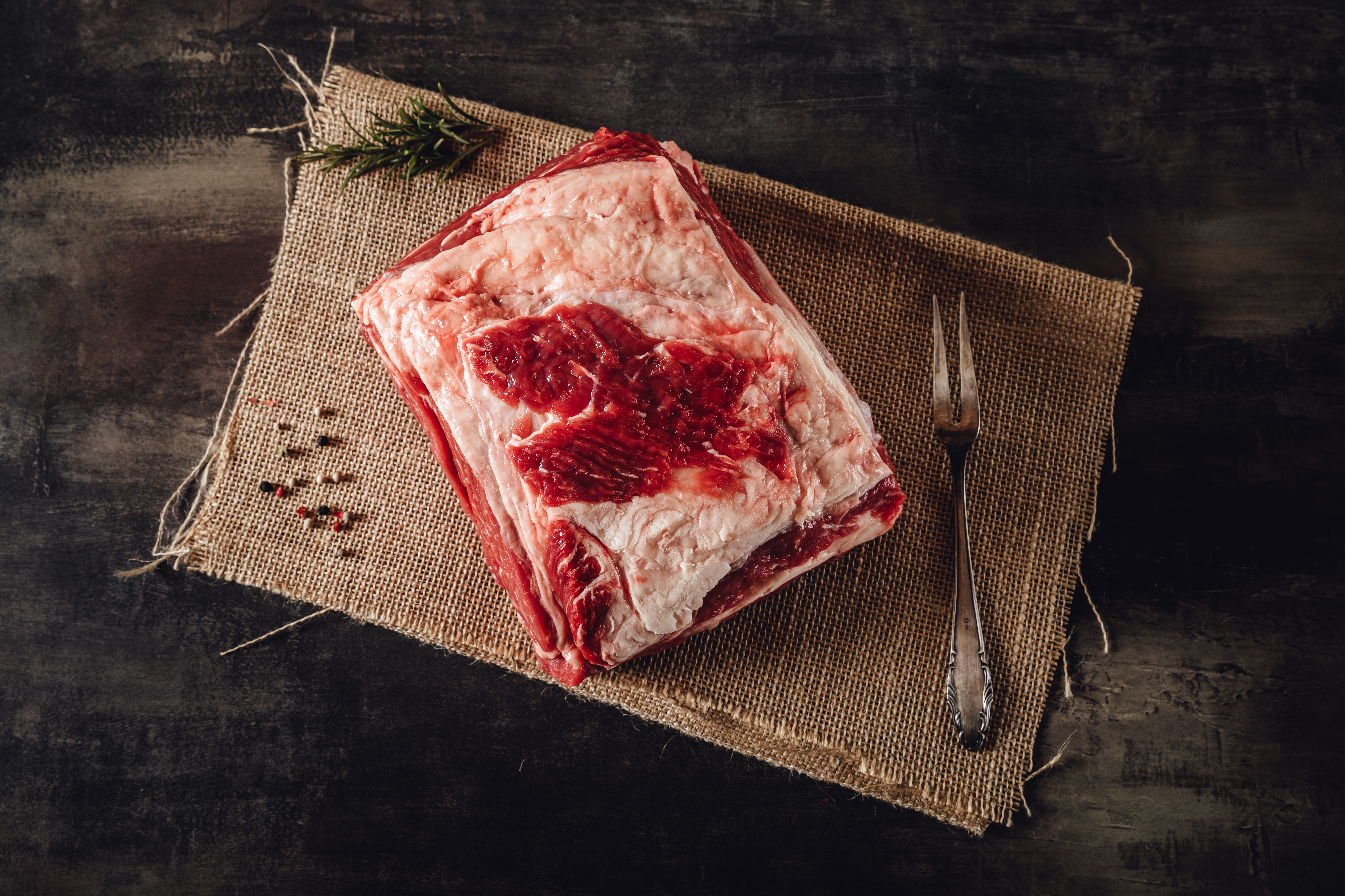 Premium Oberpfalz Beef Rindfleisch - Frische & Qualität aus der Region Bild zeigt ein saftiges Oberpfalz Beef Steak auf einem rustikalen Holzbrett, garniert mit frischen Kräutern. Perfekt fürs Grillen oder Braten, ideal für Feinschmecker und Fleischliebhaber, die regionales Rindfleisch von höchster Qualität schätzen.