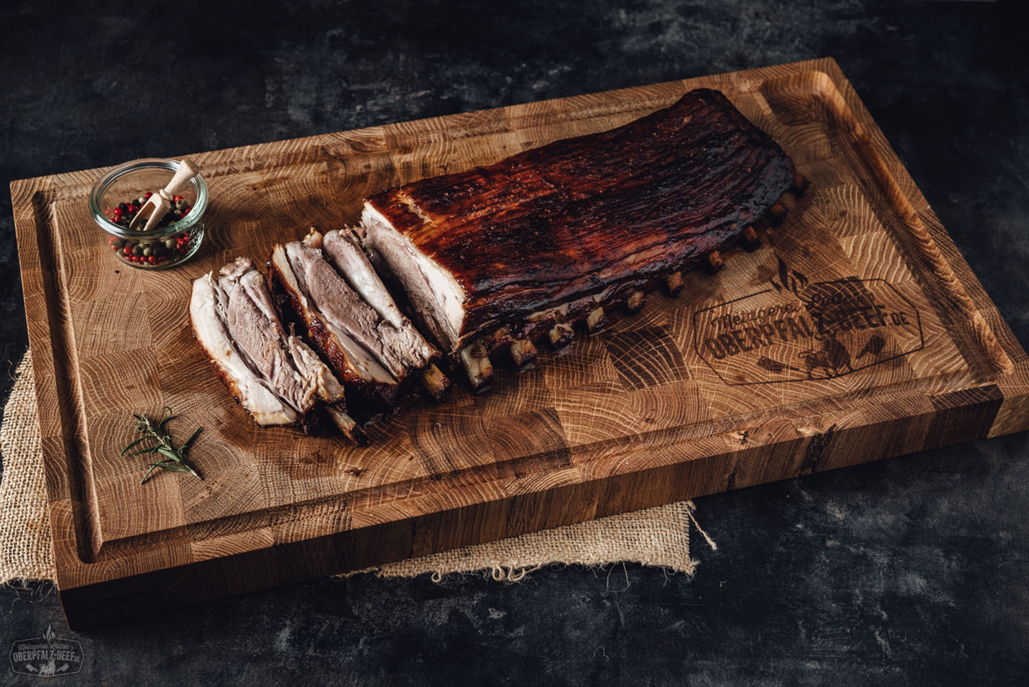 Sous-vide gegarte St. Louis Cut Rippchen vom Schwein – zart und saftig Vorgegartes St. Louis Cut Rib vom Schwein - Perfekt für Sous Vide Zubereitung, saftiges Fleisch auf dunklem Untergrund präsentiert. Ideal für Feinschmecker und BBQ-Fans.