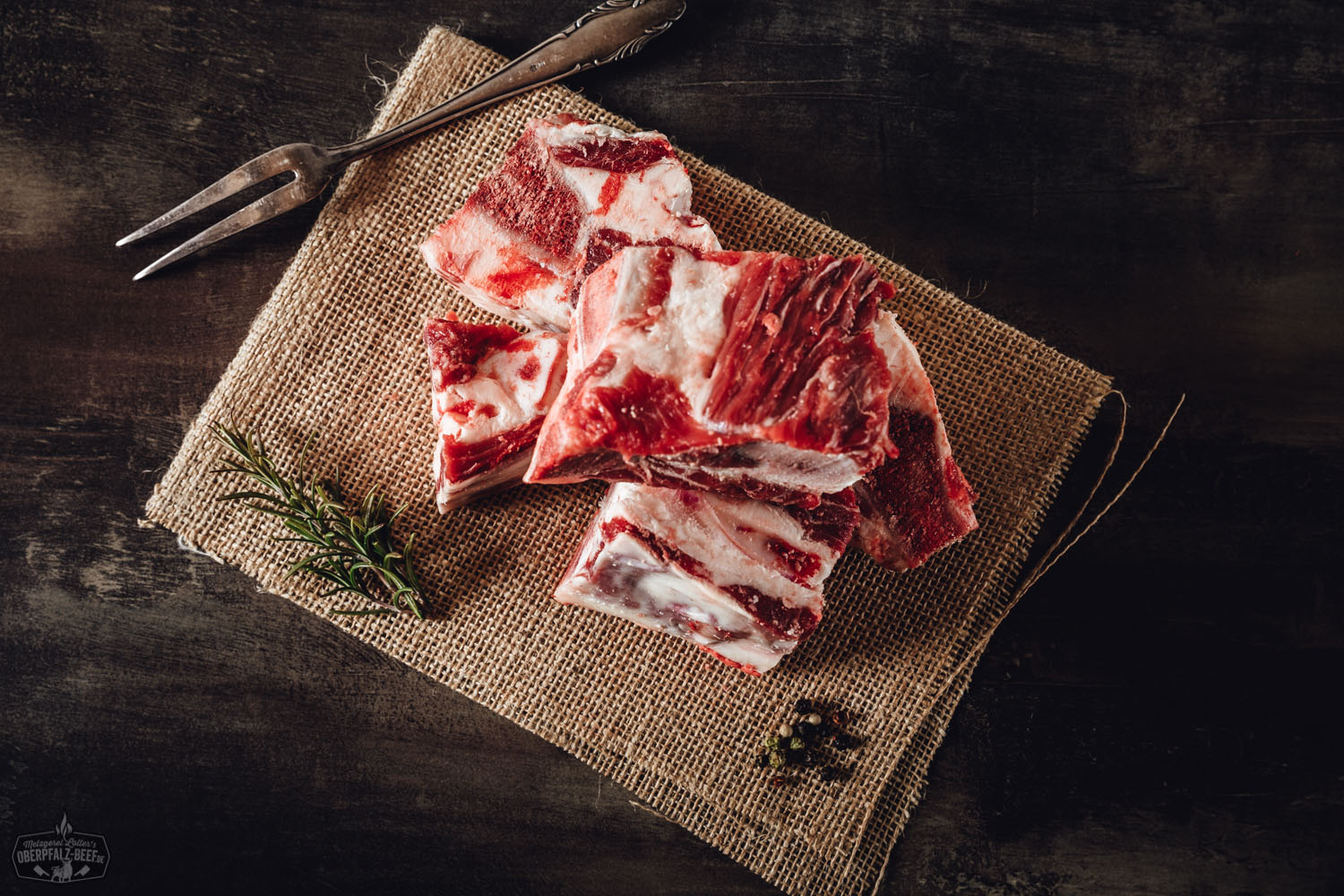 Brustknochen vom Oberpfalz-Rind frisch und regional kaufen Rohes Brustbein vom Oberpfalz-Rind auf dunkler Steinfläche, kräftig marmoriertes Rindfleisch mit sichtbarem Knochen, fotografiert in hoher Auflösung für Fleischliebhaber und BBQ-Enthusiasten.