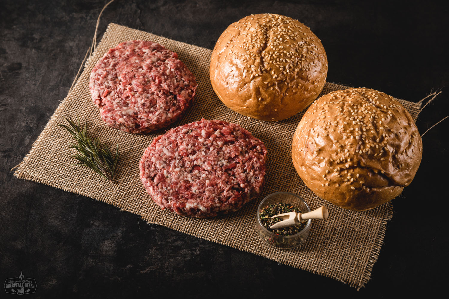 Burgerpaket mit hochwertigem Dry Aged Beef bestehend aus Mini-Burger-Patties, appetitlich präsentiert auf einem Holzbrett, ideal für Grillabende und Gourmet-Burger-Kreationen.