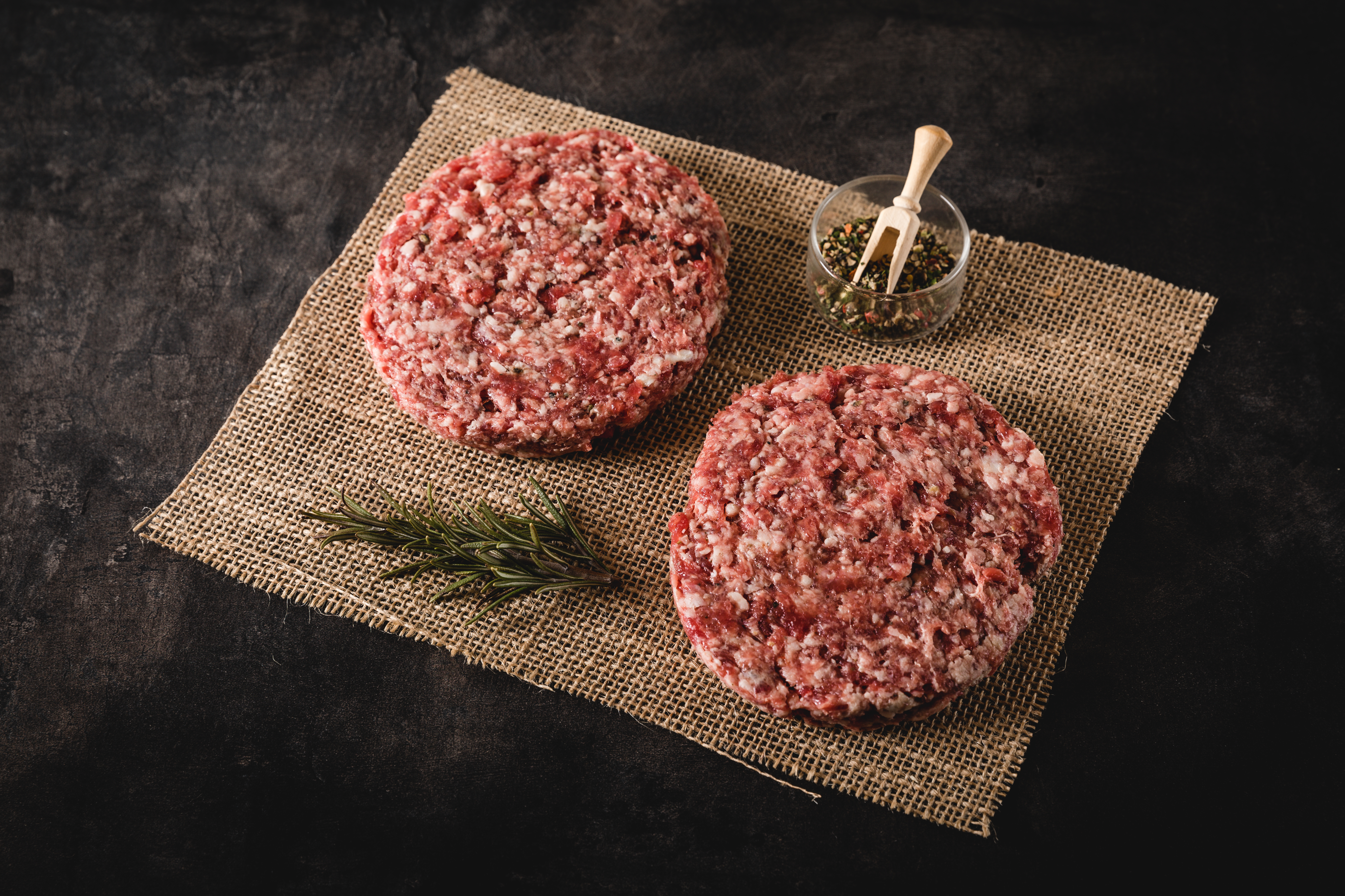 Dry Aged Beef Patties – Hochwertiges Gourmet-Fleisch aus der Oberpfalz Dry Aged Burger Patties aus Oberpfalz Beef – Hochwertige Rindfleisch-Patties für Grill und Pfanne, mit intensivem Geschmack und saftiger Konsistenz. Ideal für Burger-Liebhaber, die Qualität schätzen.