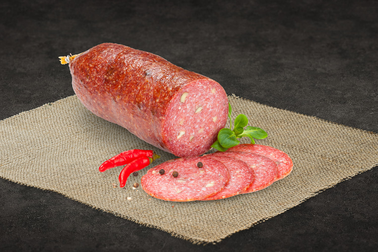 Walnuss Salami aus der Oberpfalz – Hochwertige Delikatesse Bild einer Walnuss Salami von Oberpfalz Beef: Traditionell hergestellte, hochwertige Salami mit Walnüssen, perfekt für Feinschmecker und Liebhaber besonderer Wurstsorten.