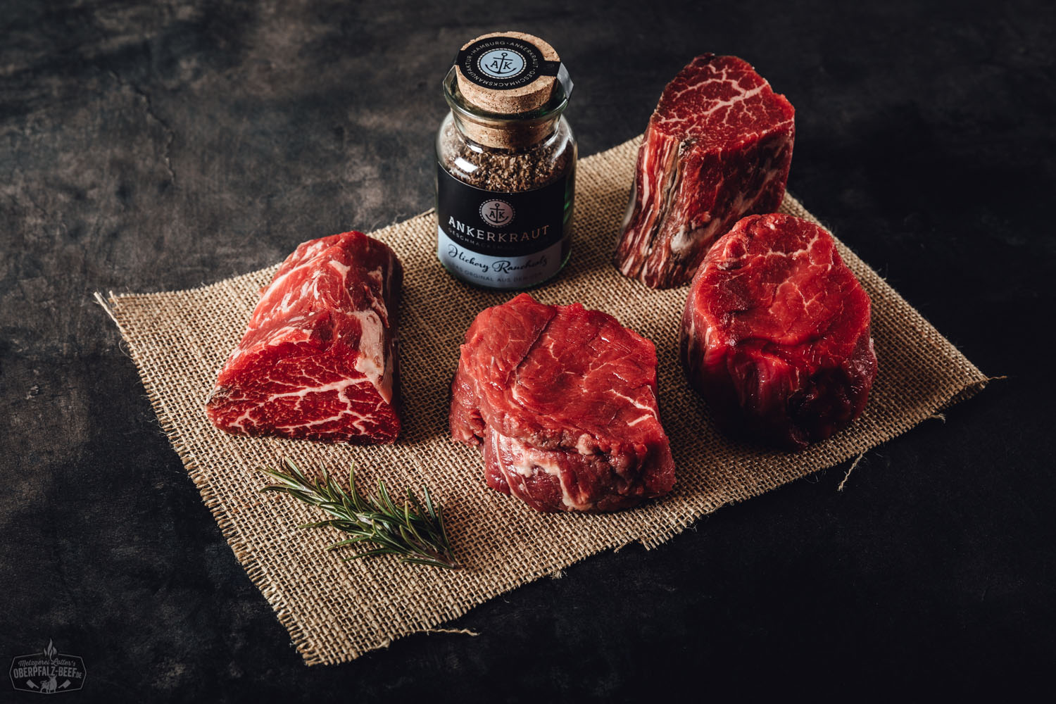 Grillpaket mit hochwertigem Oberpfalz Beef – Frisches Premiumfleisch online kaufen Vakuumverpacktes Rindfleisch im Frischepaket auf dunkler Unterlage, mit Etiketten zu Herkunft und Zuschnitt; hochwertiges Oberpfälzer Beef aus regionaler Produktion.