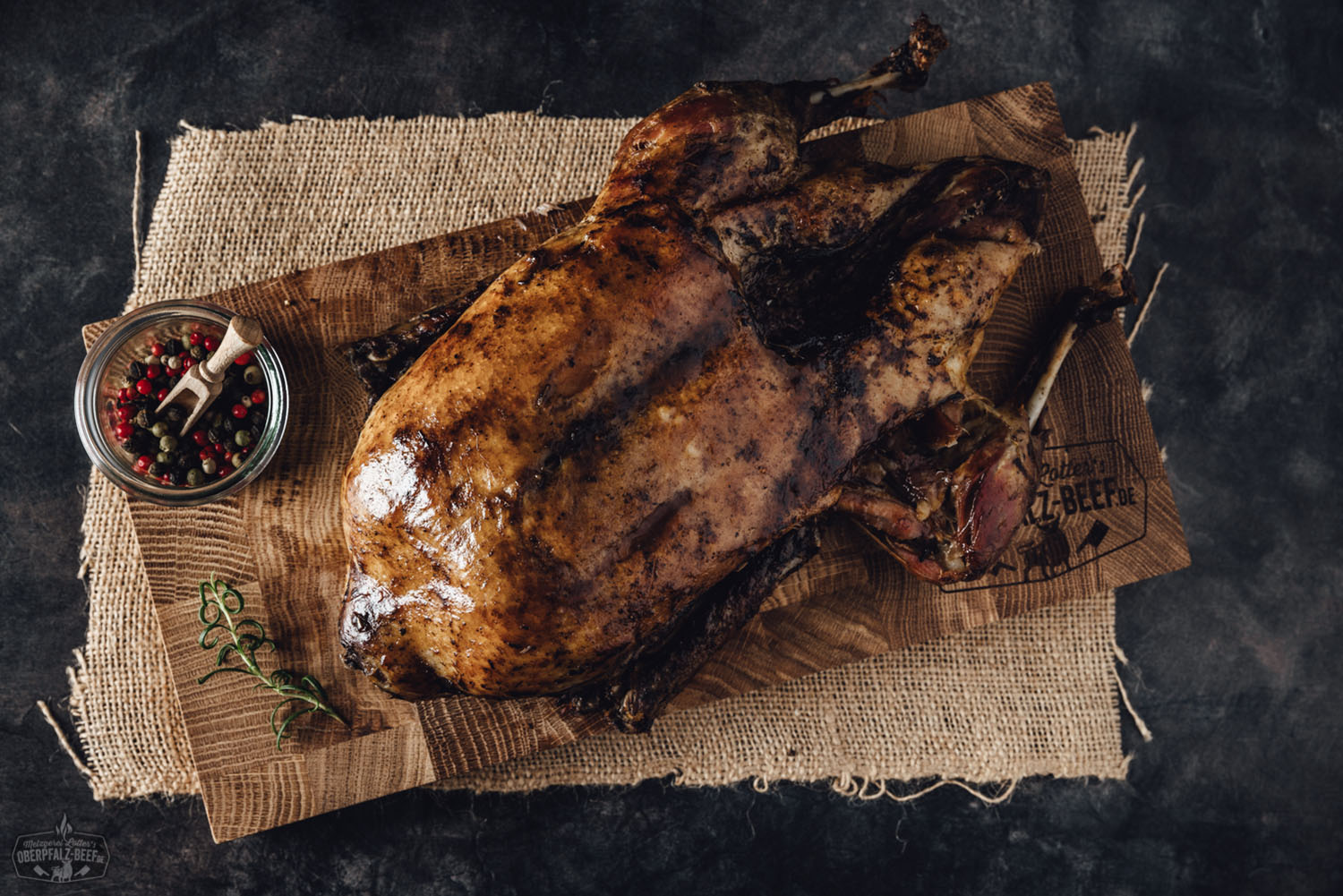 Sous-vide gegarte Oberpfälzer Bauernente – zart & hausgemacht genießen Sous-vide gegarte Oberpfälzer Bauernente, portionsweise serviert auf einem rustikalen Holzbrett, mit krosser Haut, goldbraun gebraten, daneben frische Kräuter und saisonales Gemüse – ideal für traditionelle bayerische Festtagsküche.