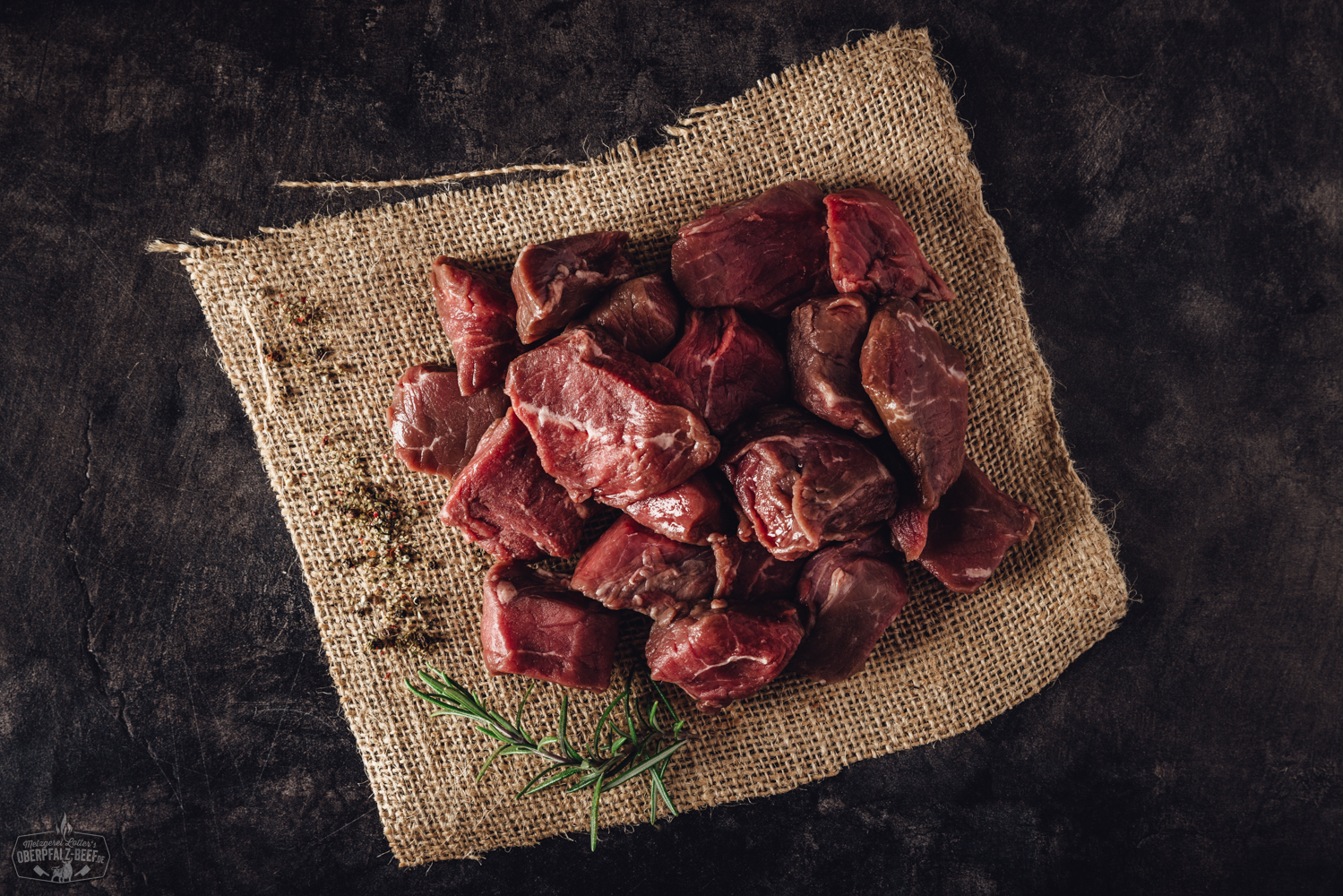 Fondue-Fleisch aus der Rinderhüfte – handgeschnitten und hochwertig für festliche Anlässe Handgeschnittene Fondue-Fleischstücke aus Rinderhüfte, roh und gleichmäßig geschnitten, frisch angerichtet auf einem dunklen Teller mit feiner Marmorierung, ideal für Fondue oder Raclette – hochwertiges Rindfleisch aus der Oberpfalz.