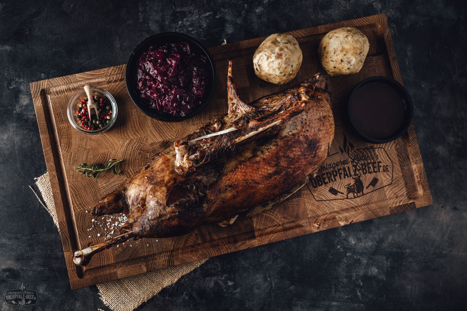 Oberpfälzer Gänsebox Maxi mit Rotkohl, Knödeln und Bratensauce – Festtagsessen aus regionaler Herkunft Große, festlich angerichtete Gänsebox mit einer gebratenen Gänsekeule, Knödeln, Blaukraut und Soße in umweltfreundlicher Verpackung – traditionelle bayerische Gänsemahlzeit von Oberpfalz Beef, ideal für Weihnachten oder Familienfeiern.