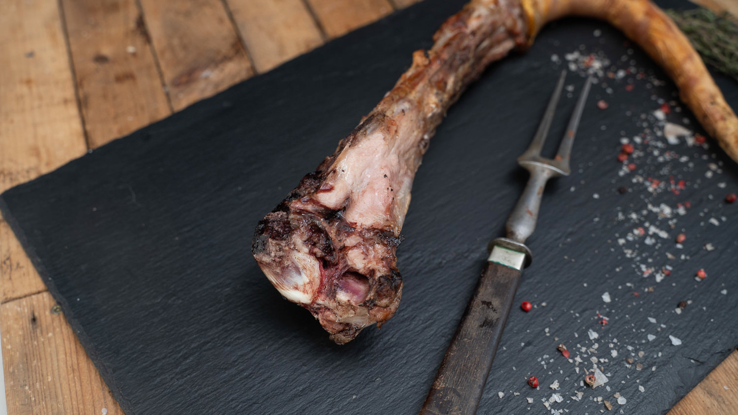 Schweineschwanz roh – Frisches Schweinefleisch für BBQ und Hausmannskost Bild eines rohen Schweineschwanzes auf einem Holzbrett, frische Fleischqualität, ideal für kreative Fleischgerichte, erhältlich bei Oberpfalz Beef.