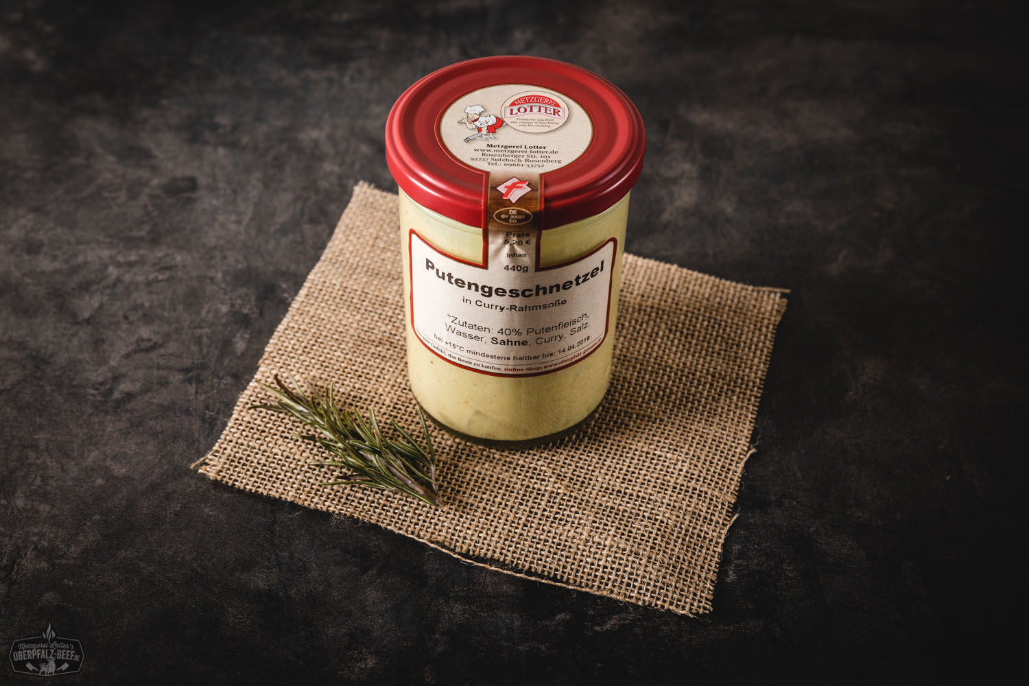 Putengeschnetzeltes in cremiger Curry-Rahm-Soße, servierfertig in einem Einmachglas mit Deckel – appetitlich angerichtet mit gut sichtbaren zarten Putenstreifen in gelber Soße auf hellem Untergrund, ideal für schnelle Mahlzeiten und Fleischliebhaber.