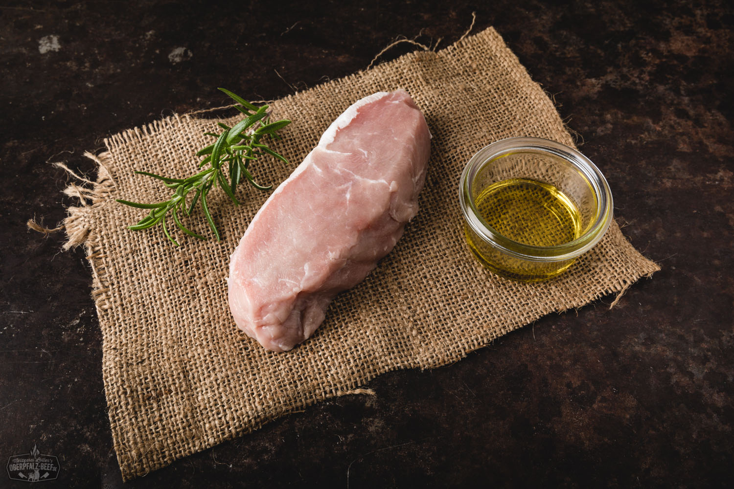 Roastbeef-Steak vom Oberpfälzer Milchkalb, medium-rare gegart, aufgeschnitten auf Holzbrett serviert, mit saftigem rosa Kern, zarter Marmorierung und leicht angebratener Kruste – hochwertiges Wet-Aged Kalbfleisch, frisches Premium-Steak für Feinschmecker.